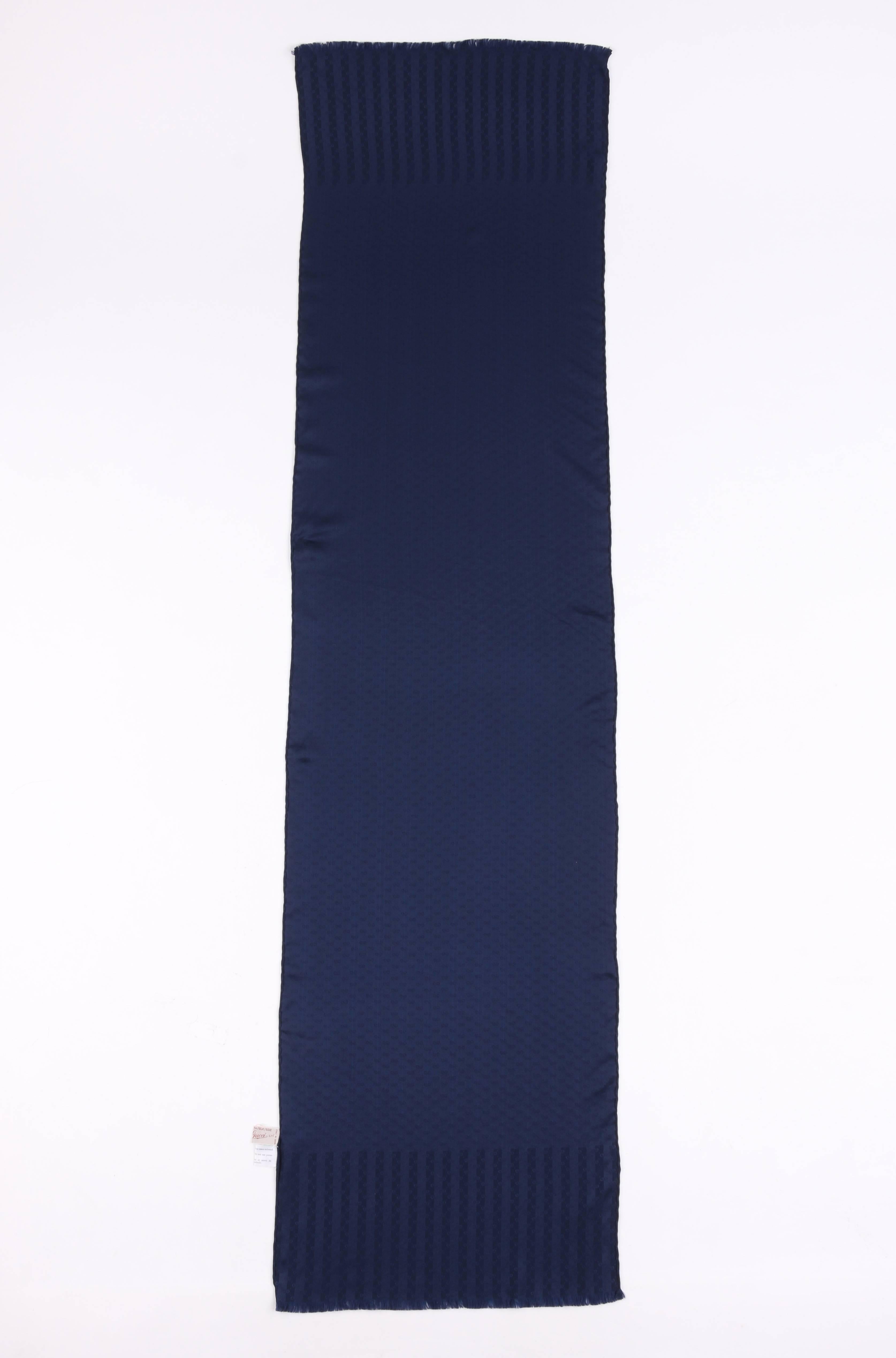 GUCCI c.1970''s GG Guccissima - Écharpe à franges oblongue en soie bleu marine avec monogramme Bon état - En vente à Thiensville, WI