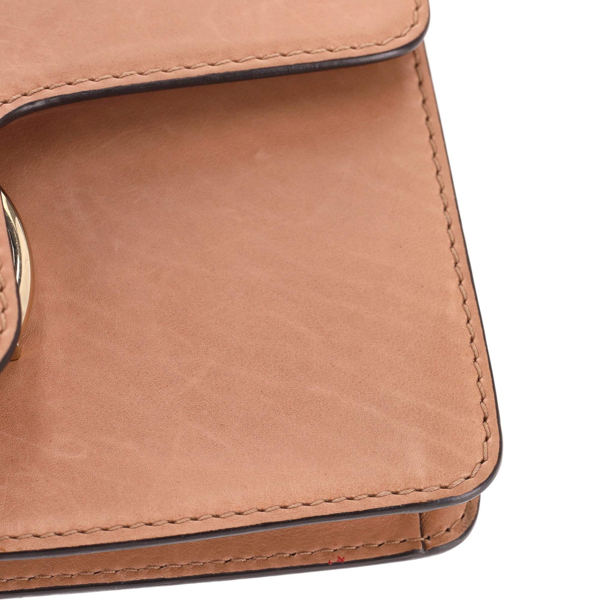 Sac à bandoulière moyen en cuir de veau Gucci avec chaîne GG entrelacée en vente 5