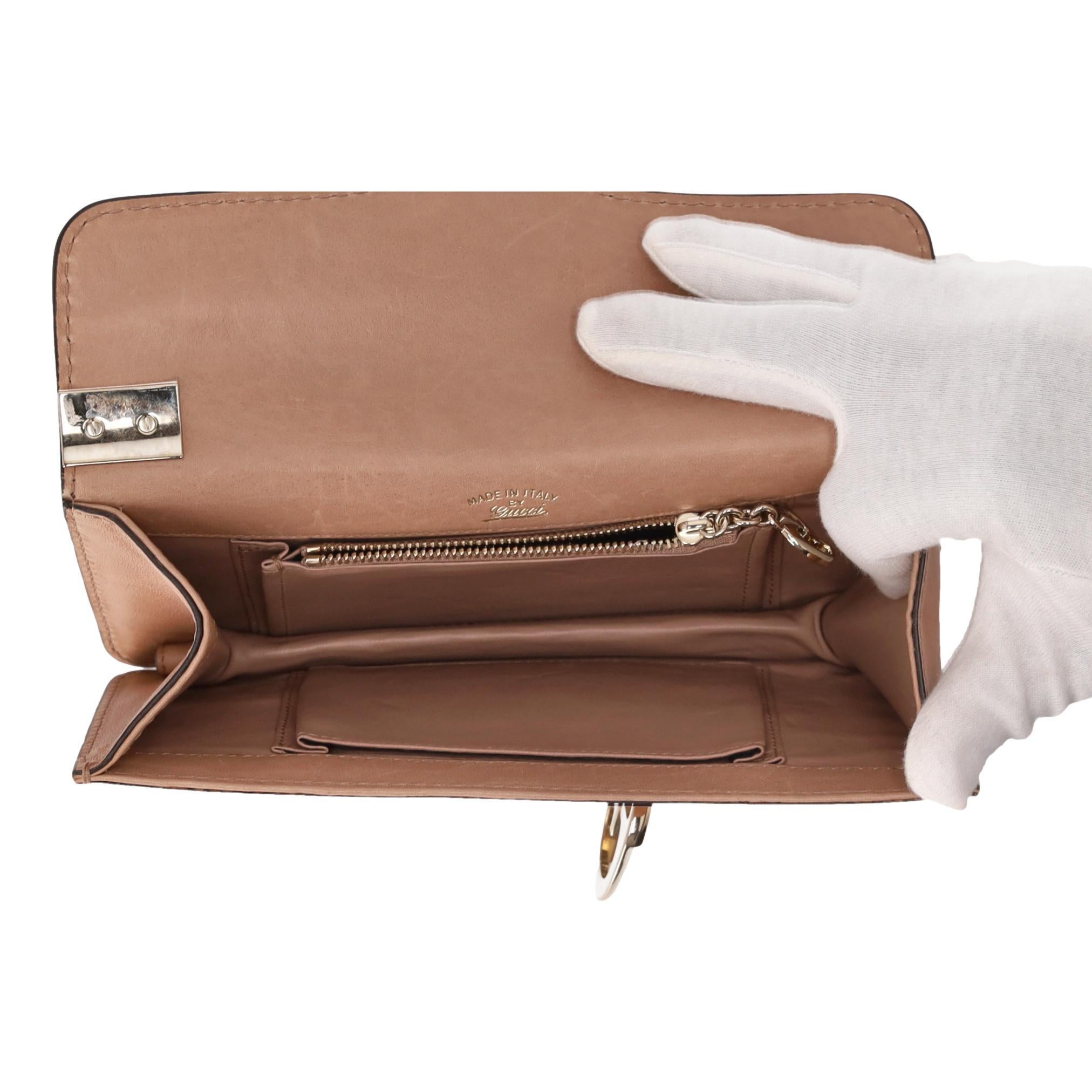 Sac à bandoulière moyen en cuir de veau Gucci avec chaîne GG entrelacée en vente 1