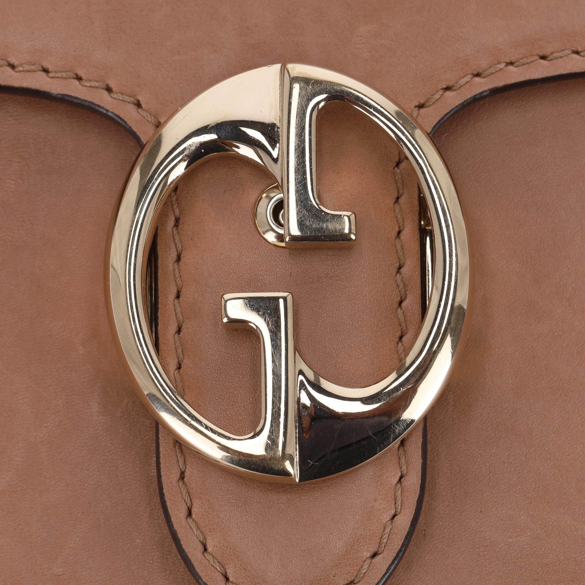 Sac à bandoulière moyen en cuir de veau Gucci avec chaîne GG entrelacée en vente 2