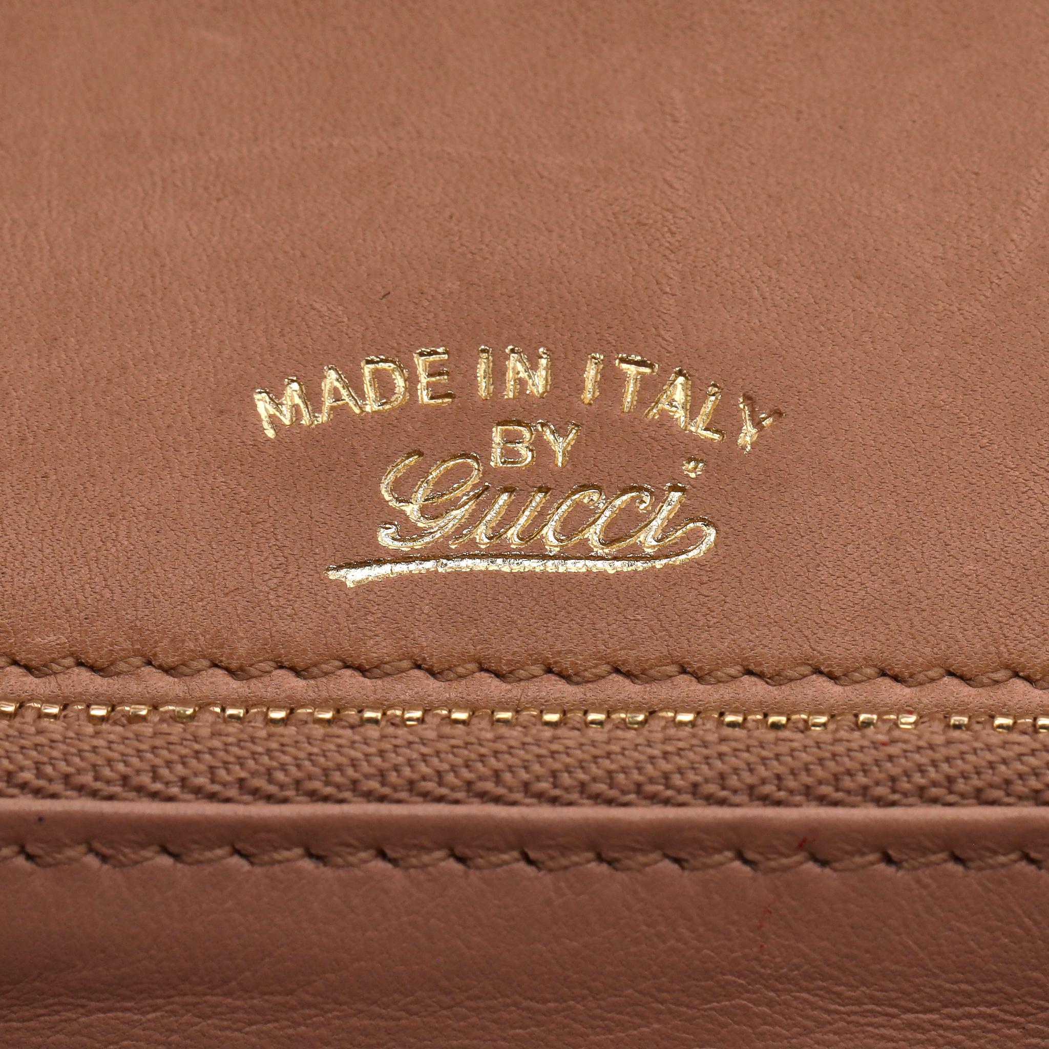 Sac à bandoulière moyen en cuir de veau Gucci avec chaîne GG entrelacée en vente 3