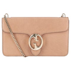 Bolso de hombro mediano con cadena GG entrelazada de piel de becerro de Gucci