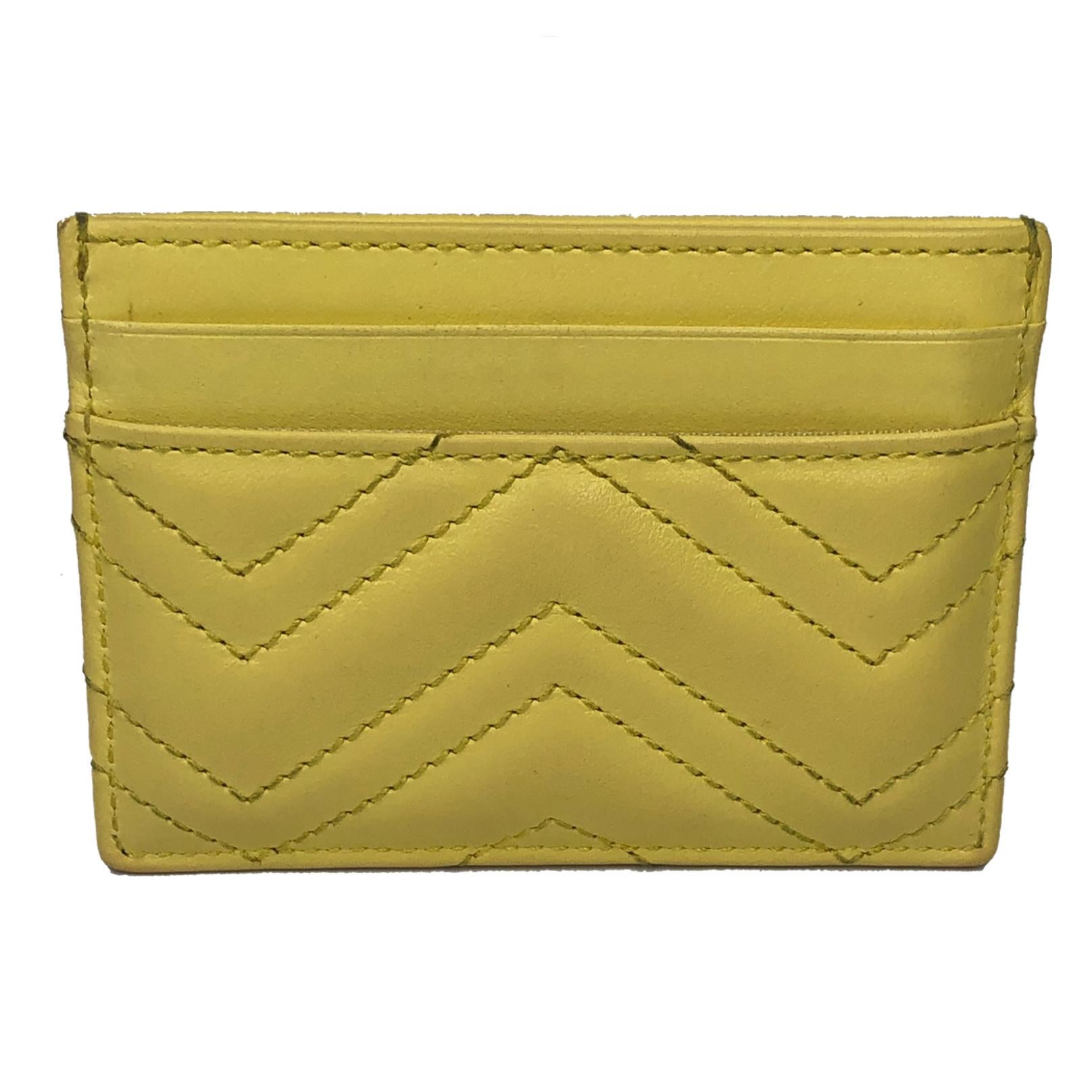 This Gucci card holder is made with yellow chevron quilted calfskin leather, and features a silver double G monogram on the front, and card slots on either side of the main compartment.

COLOR: Pastel yellow
MATERIAL: Calfskin
MEASURE: H 3