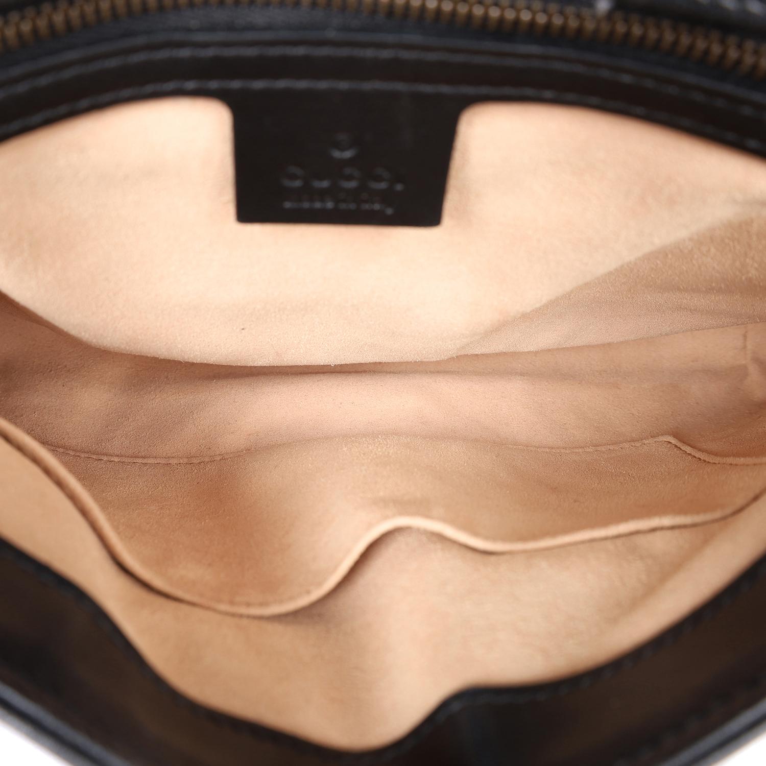 GUCCI Matelasse en cuir de veau Grand sac à bandoulière GG Marmont Noir en vente 7
