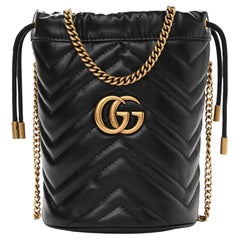 Gucci Kalbsleder Matelasse Mini GG Marmont 2.0 Bucket Bag Schwarz (575168)