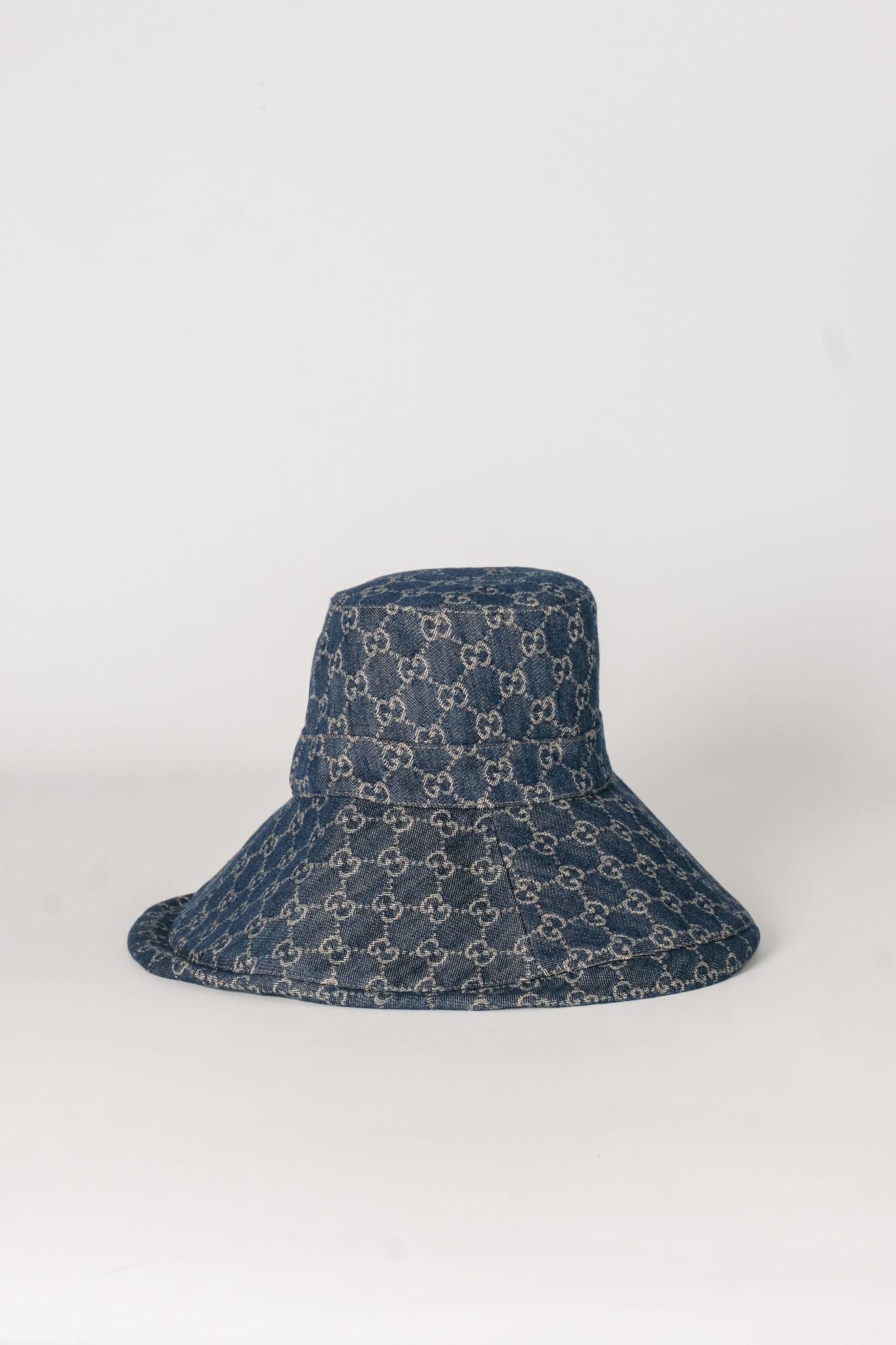 Color: blue
Material: California denim
Style No. 631958
Comes with: dust bag
Condition: New
Made in Italy

Size L
retail