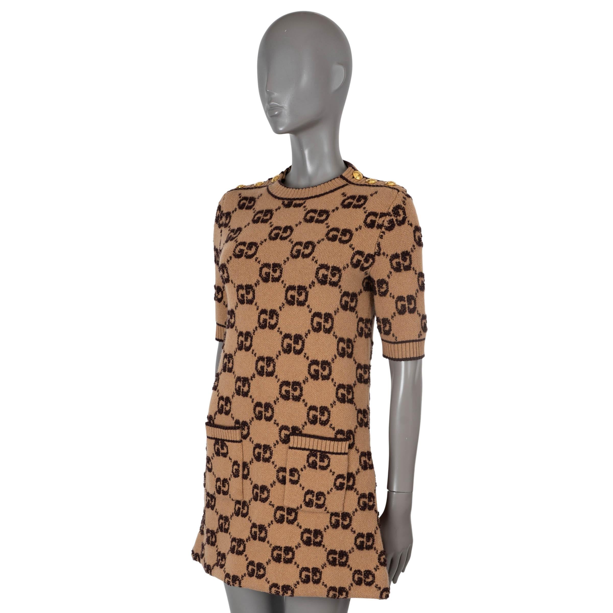 100% authentic Gucci short sleeve intarsia knitt minidress in camel and brown wool (100%) is finished with contrasting trims, engraved gold-tone GG buttons on the shoulder tabs and two front patch pockets. Unlined. Has been worn and is in excellent