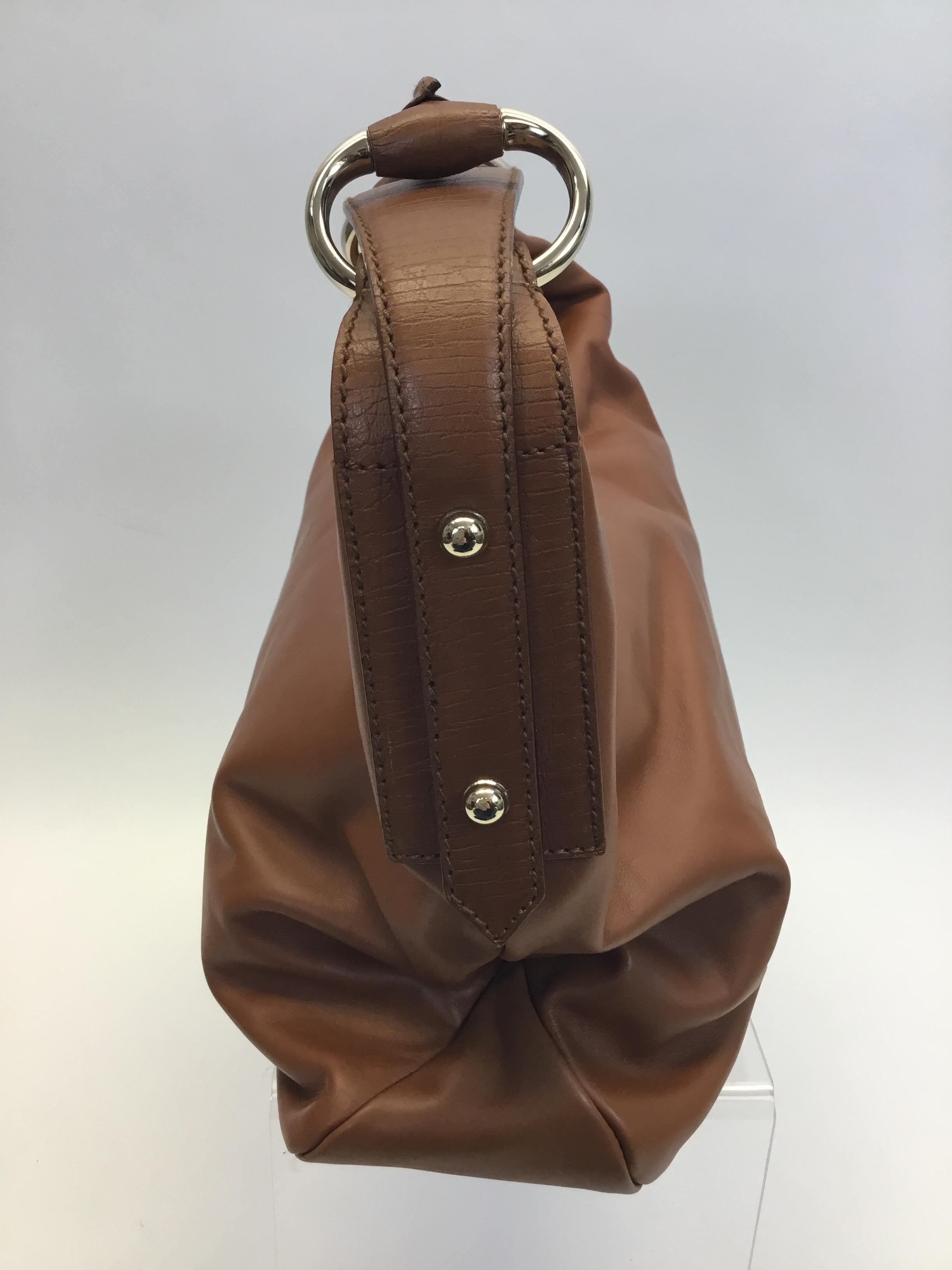 Brown Gucci Camel Leather Horsebit Shoulder Bag For Sale