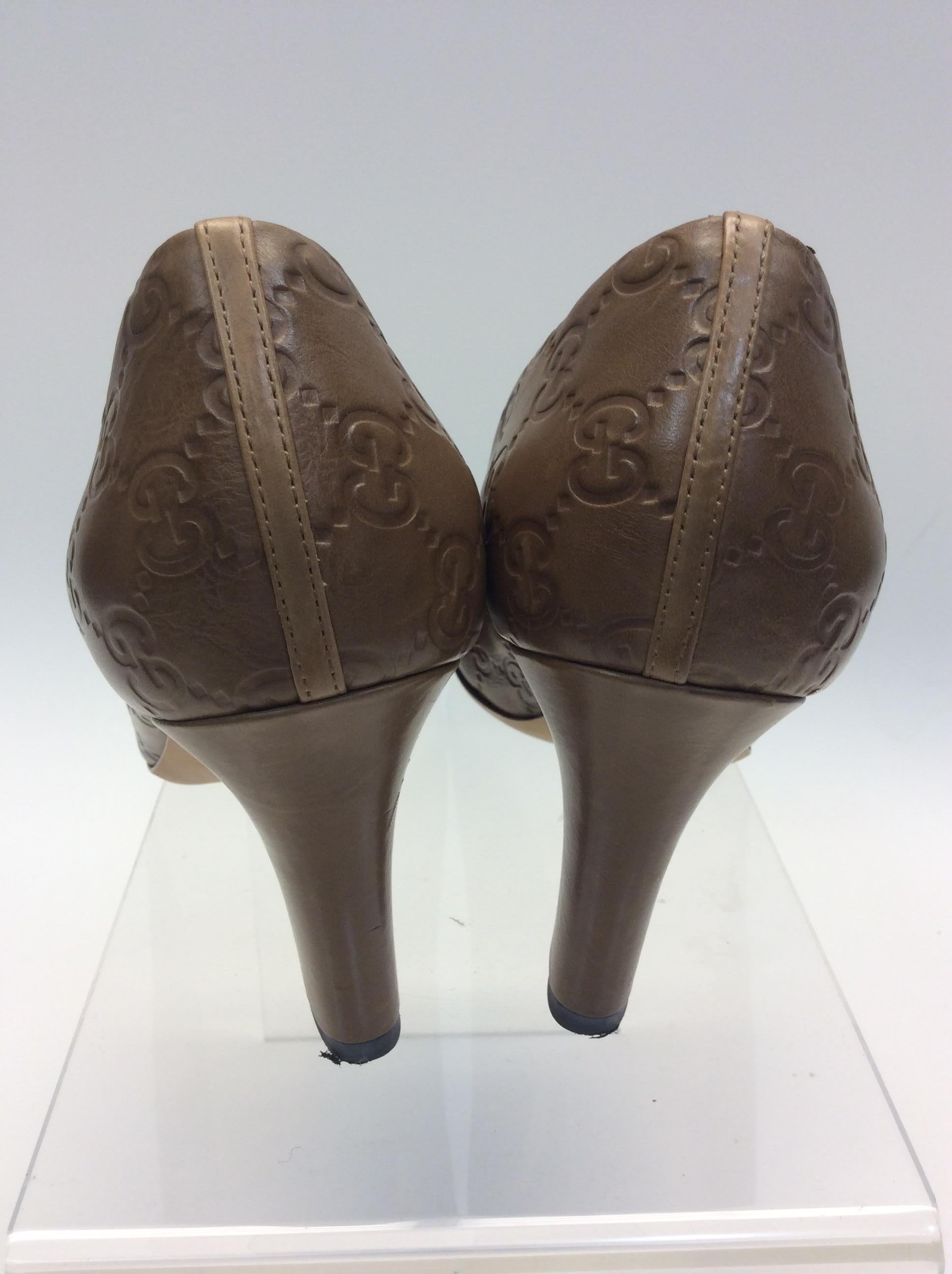Gucci Camel Leather Logo Pump In Good Condition For Sale In Narberth, PA