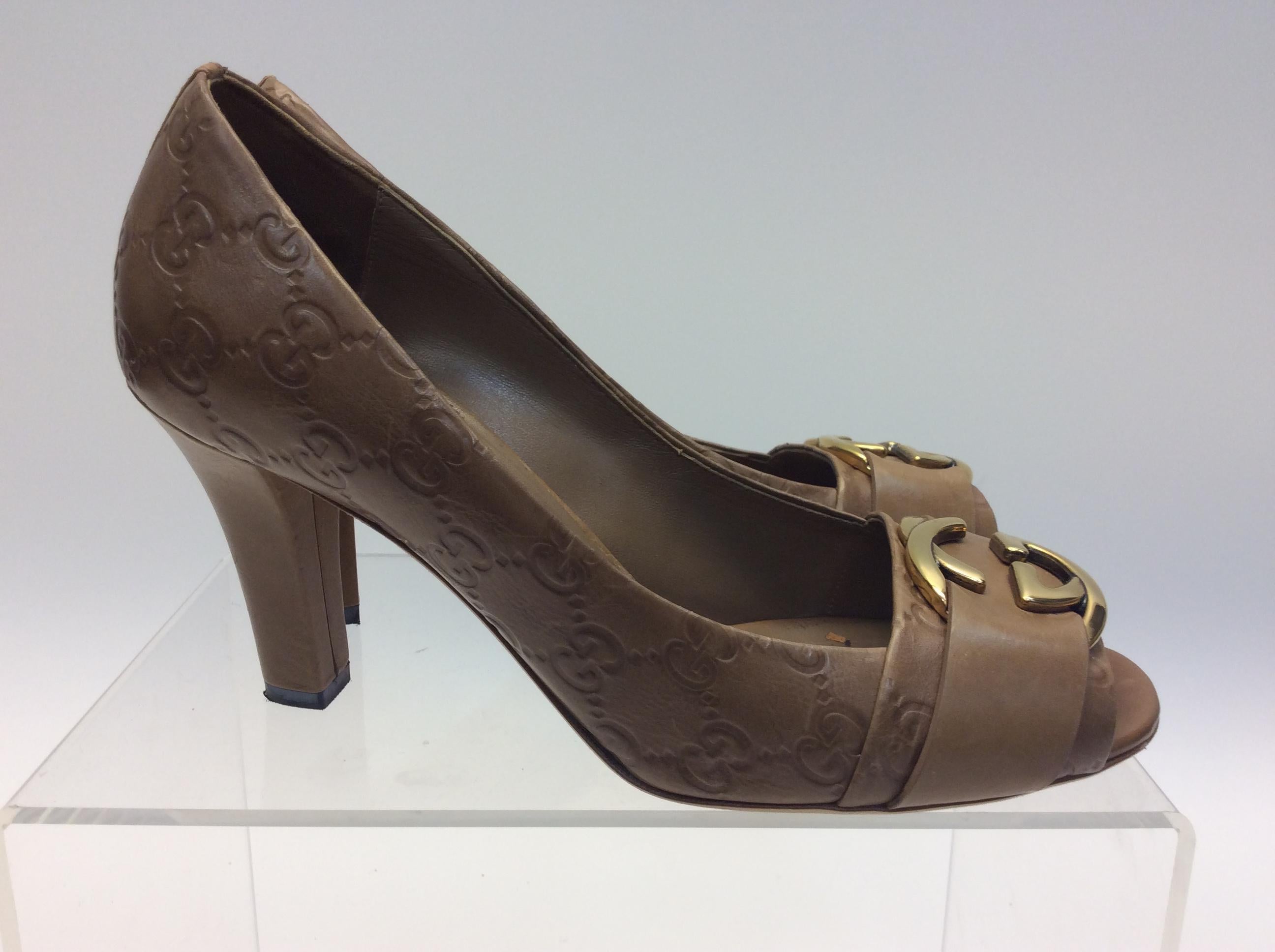 Women's Gucci Camel Leather Logo Pump For Sale
