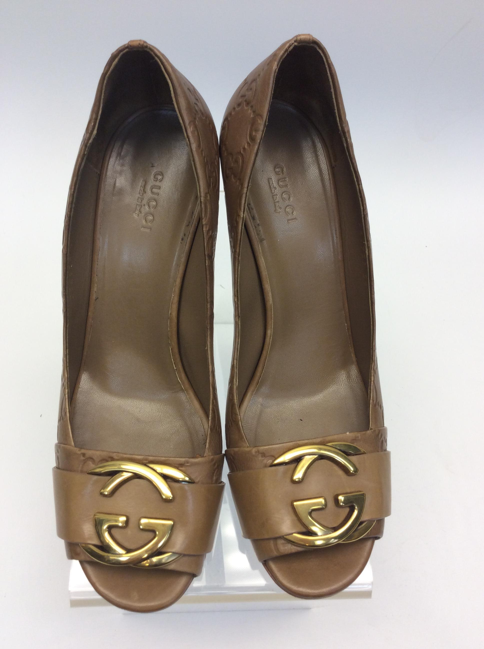 Gucci Camel Leather Logo Pump For Sale 1