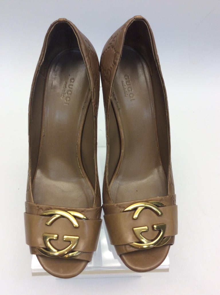 Gucci Camel Leather Logo Pump For Sale at 1stDibs