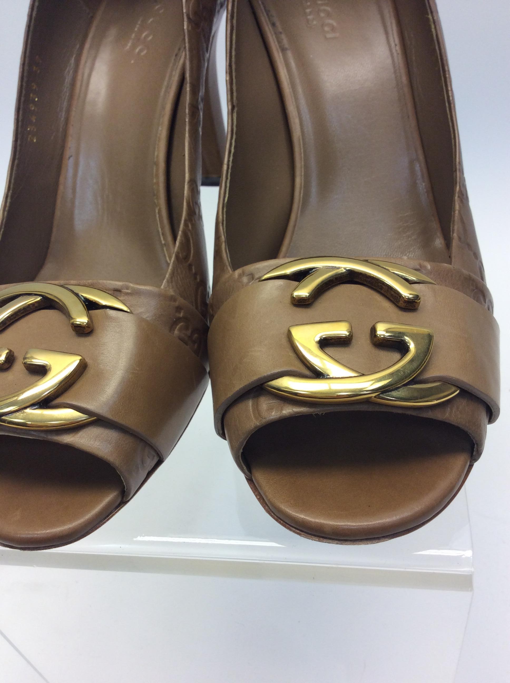 Gucci Camel Leather Logo Pump For Sale 2