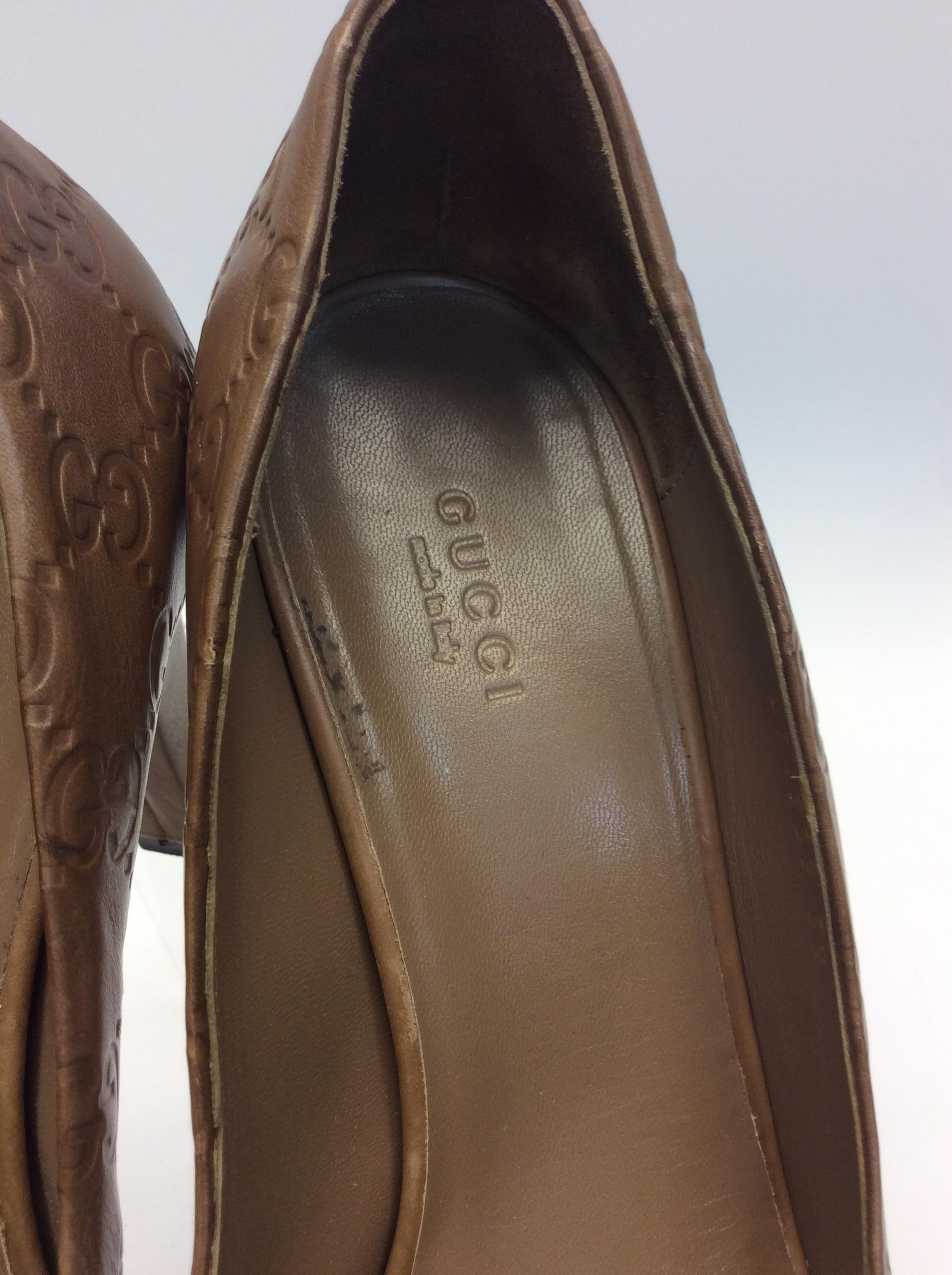 Gucci Camel Leather Logo Pump For Sale 3