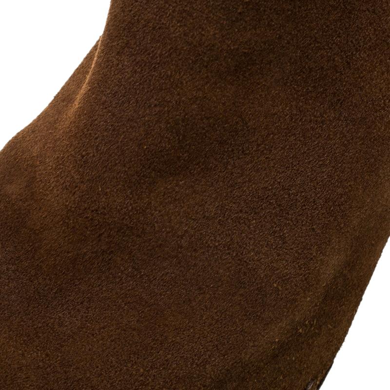 Give your look a classic Gucci finish with these camel-hued ankle boots. These suede-made boots are accented with a foldover topline, lace-ups at the counters, pointed toes and 11 cm heels. The insoles are lined with smooth leather.

