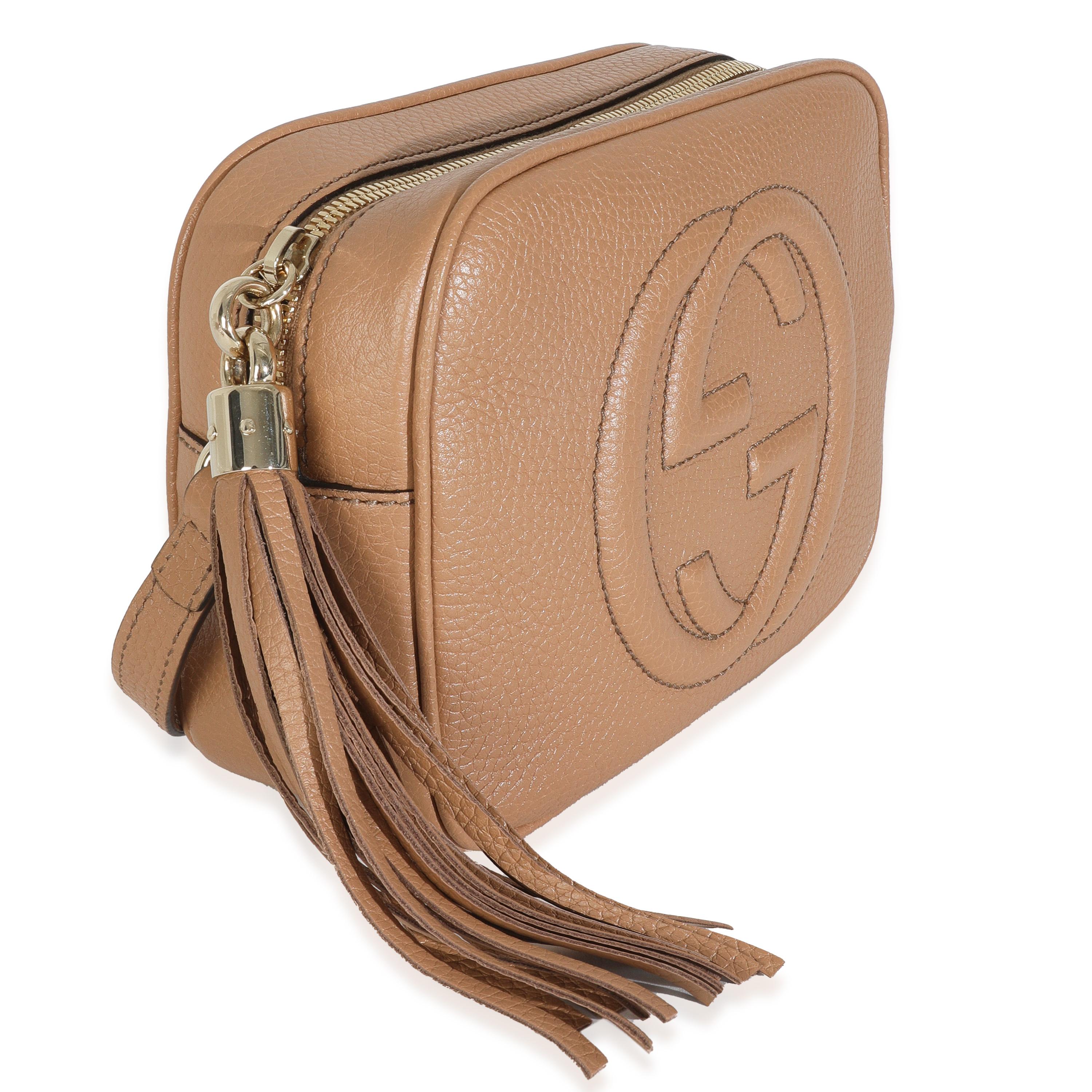 Auflistung Titel: Gucci Camelia Gekörntes Kalbsleder Kleine SOHO Disco Tasche
SKU: 147662
MSRP: 1490.00 USD
Zustand: Gebraucht 
Beschreibung des Zustands: Die erste Soho Disco Tasche von Gucci wurde im Jahr 2012 eingeführt. Die Ledertasche wurde im