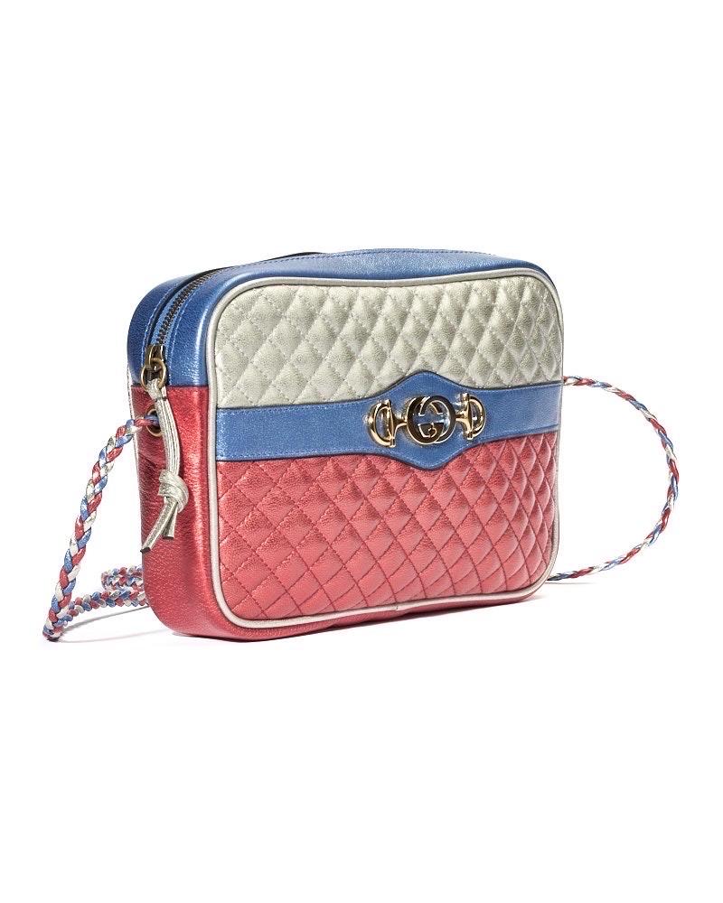 Borsa firmata Gucci, linea Zumi, modello Camera bag, realizzata in pelle laminata tricolor con hardware dorato\argento. Dotata di una chiusura superiore a zip, internamente rivestita in tessuto floreale con comoda tasca, la borsa è abbastanza