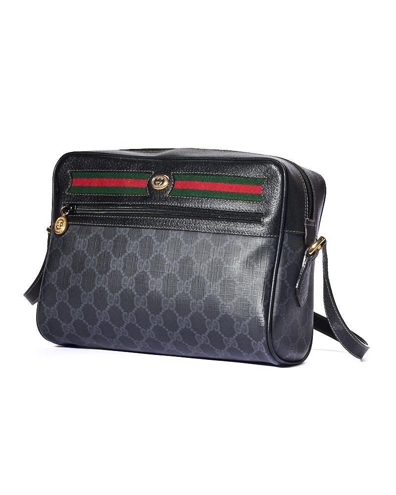 Borsa firmata Gucci, linea Ophidia, modello Camera Bag nella misura medium, realizzata in tela blu nella fantasia GG Supreme con inserti in pelle e hardware dorato. Doté d'une fermeture supérieure à glissière, habillé intérieurement d'un tessuto