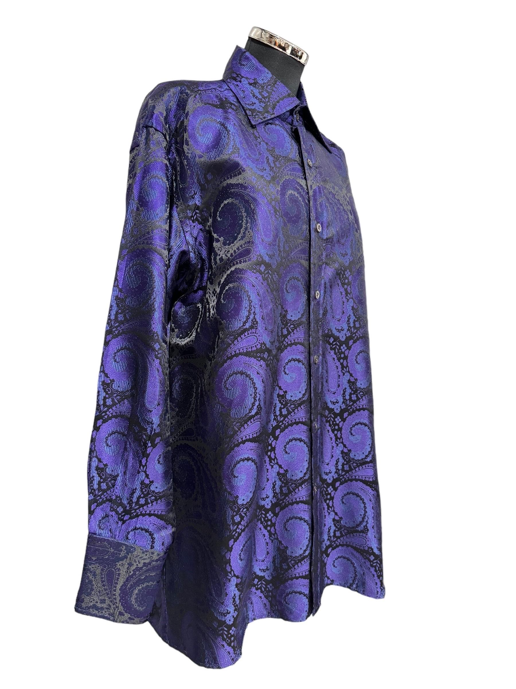 Camicia firmata Gucci, modello camicione, realizzata in seta di colore nero e viola damascato, dotata di bottoni sulla parte frontale e sui polsini. Taglia 40.

L’articolo si presenta in buone condizioni .
_____________________________
Shirt by