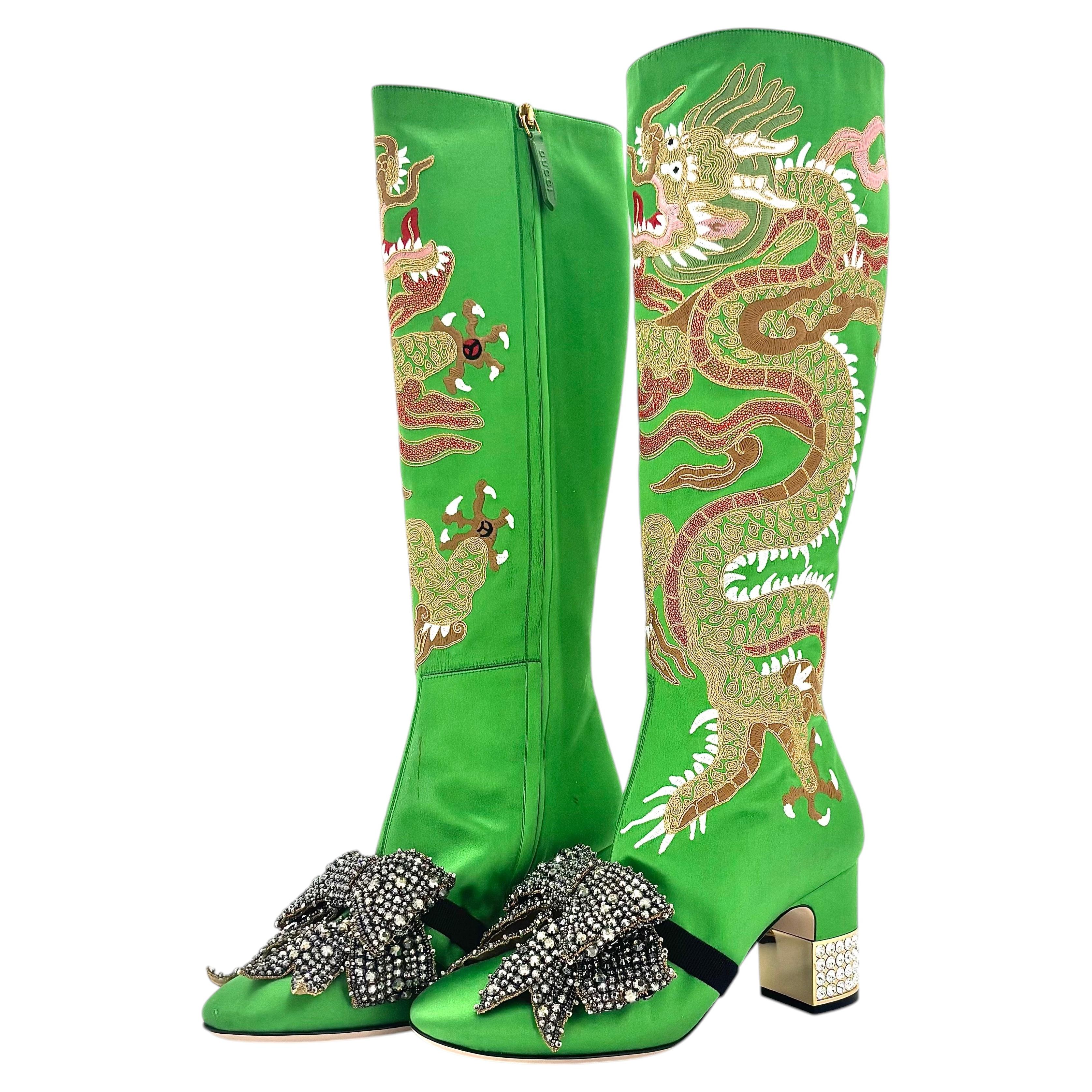 Stivali al ginocchio Gucci Candy Dragon con fiocco ricamato e decorazioni in cristallo, taglia 37