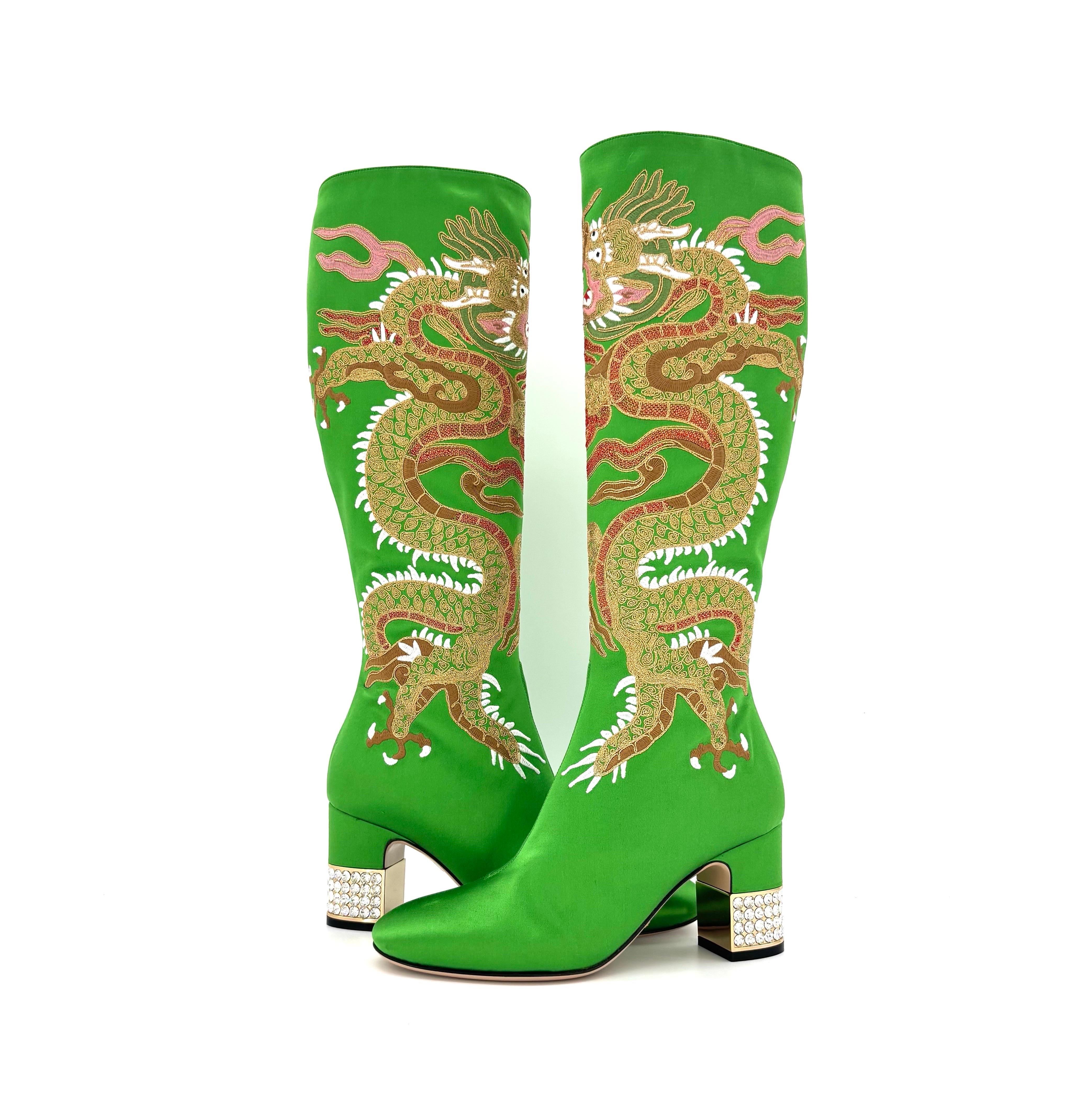 Gucci Candy Dragon Stiefel mit bestickten Kristallen - wie bei Jessica Chastain gesehen 

Farbe Grün
Größe 36.5EU
Absatzhöhe 2.8in

Obermaterial aus Satin
Leder gefüttert
Ledersohle
Verdeckter seitlicher durchgehender Reißverschluss
Knielange