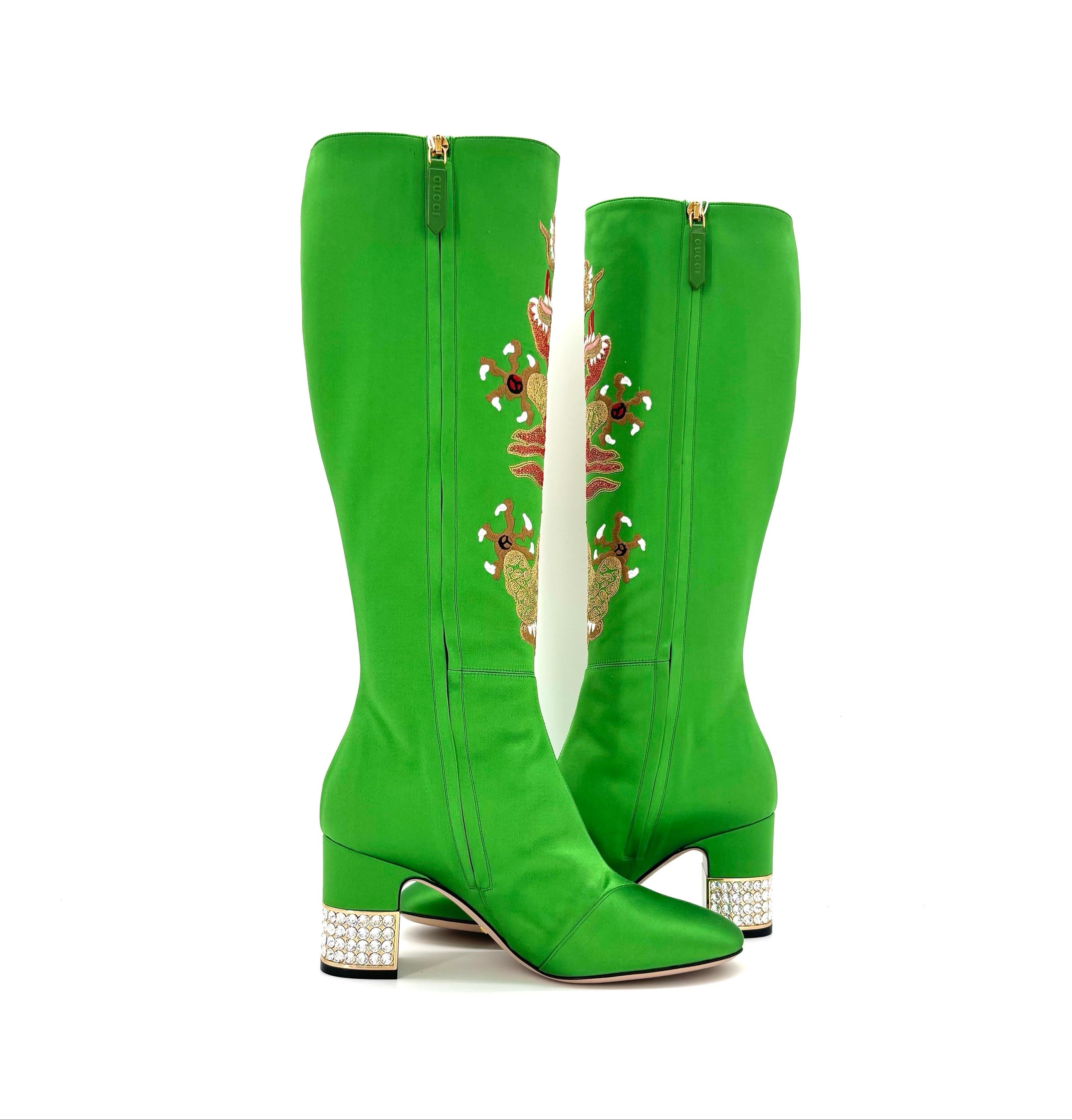 Gucci Candy Dragon bestickte und mit Kristallen verzierte kniehohe Stiefel (Grün) im Angebot