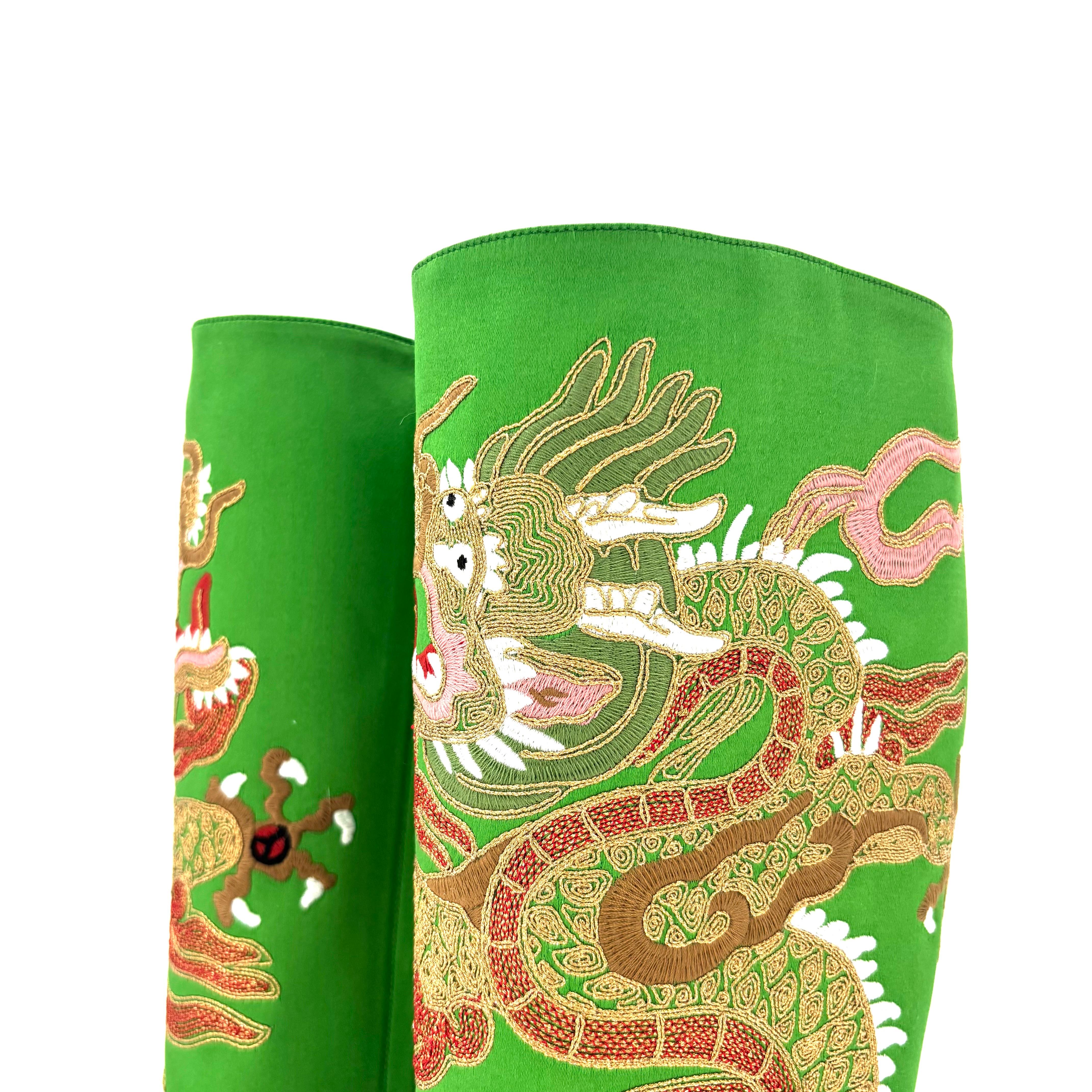 Gucci Candy Dragon bestickte und mit Kristallen verzierte kniehohe Stiefel im Angebot 1