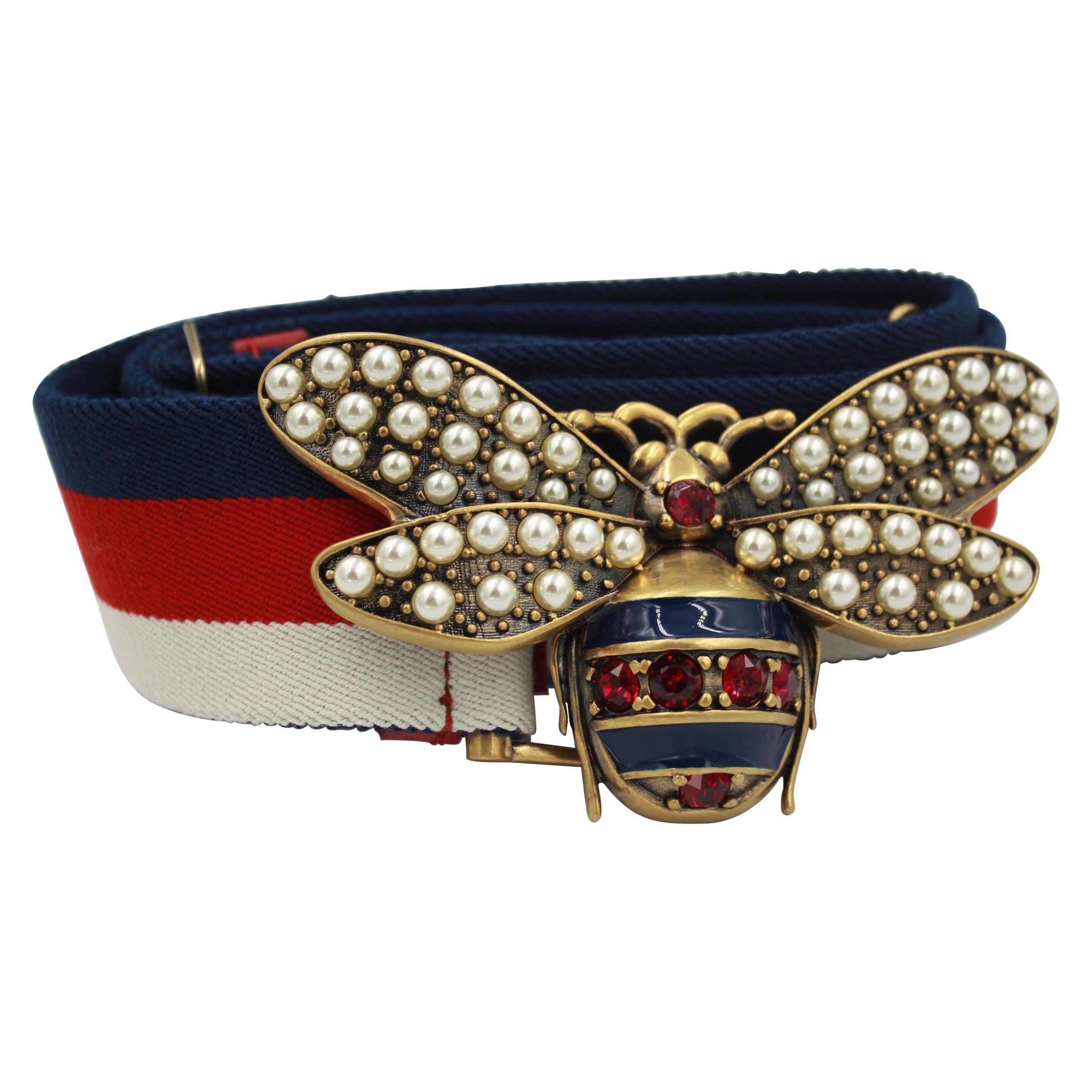 Gucci canvas Belt with the bee buckle made of stone and fake pearls.
Gold metal finishes.
In white, red and blue canvas.
Adjusatble.
Very good condition.