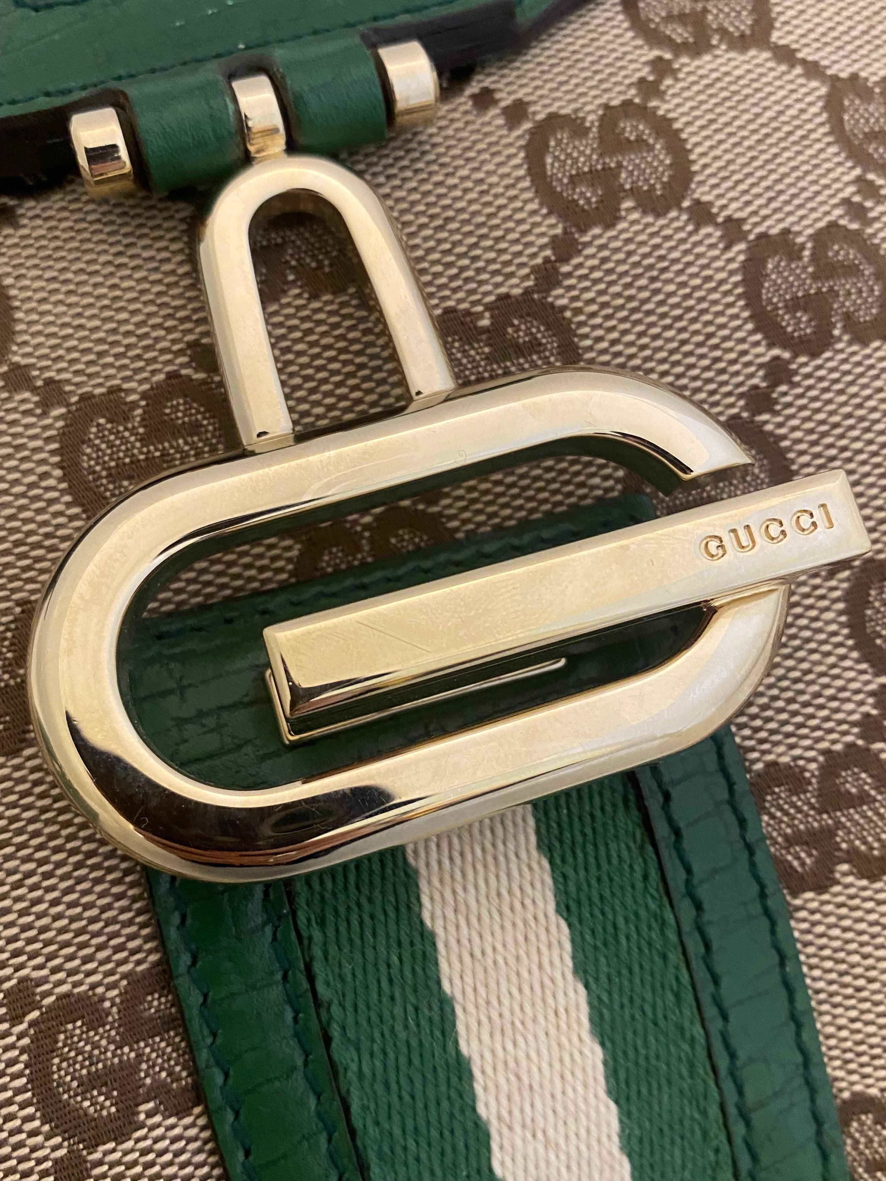 Canvas Turnlock Jackie shoulder bag and matching purse from Tom Ford era Gucci. Beige and ebony canvas monogram in signature Gucci double G motif with bright green leather trim, edges and shoulder strap. With cream and green canvas stripe running up
