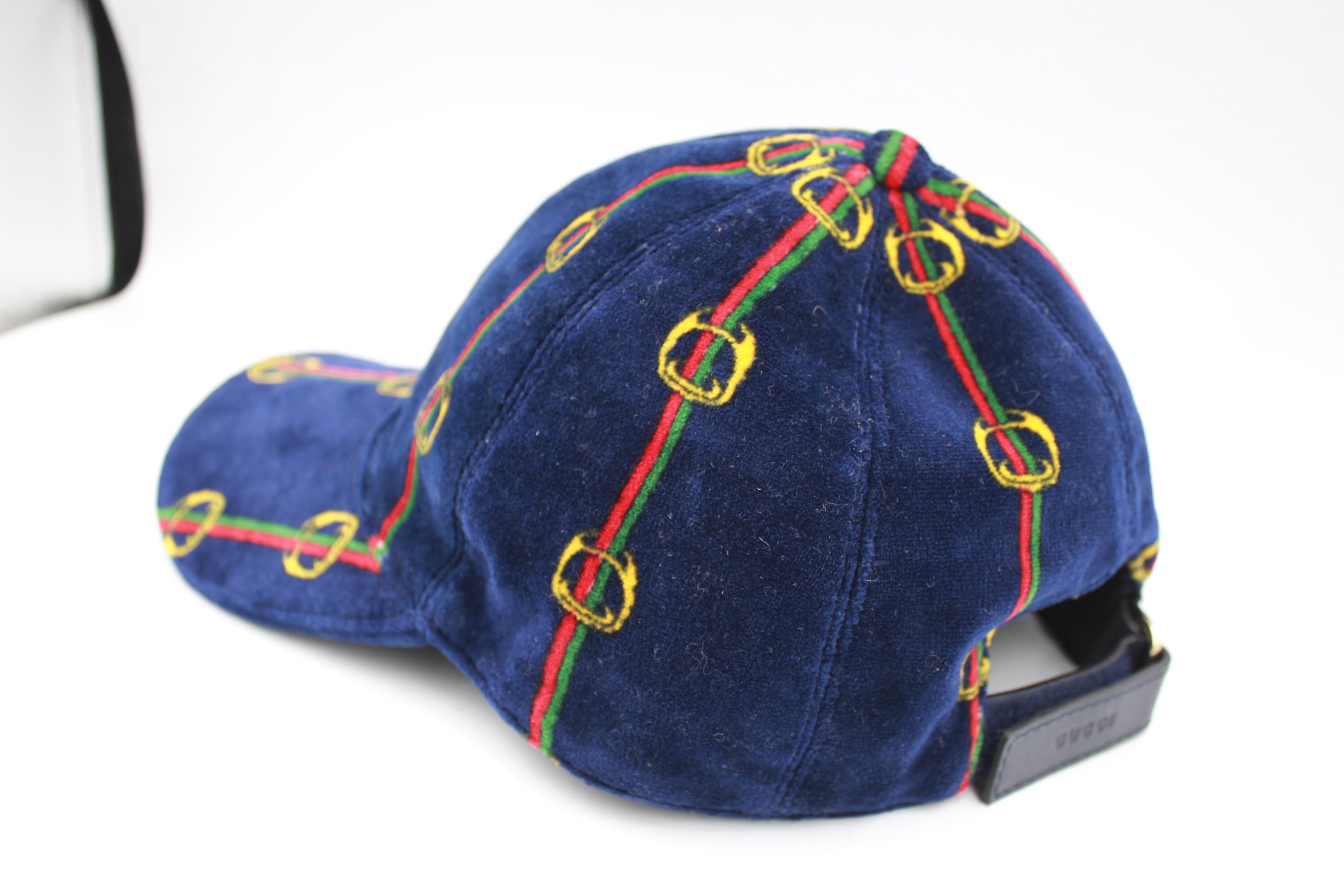Gucci cap in dark blue velvet.
Very Good condition.
Size : S ( 57cm ) 