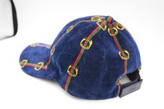 Gucci cap in dark blue velvet.
