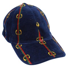 Gucci cap in dark blue velvet.