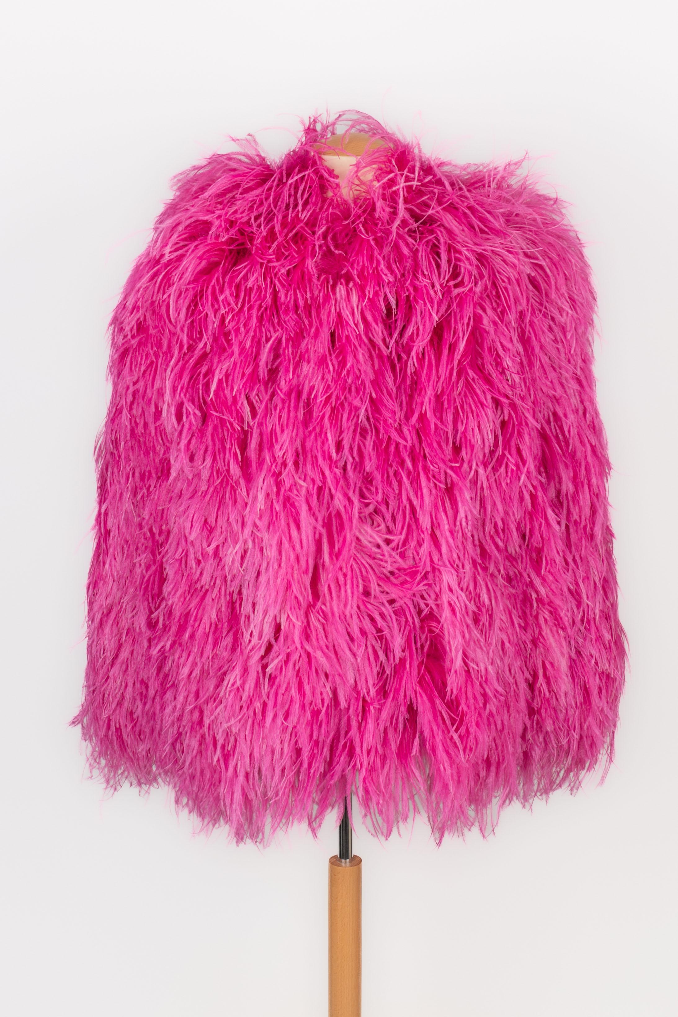 GUCCI - (Made in Italy) Fuchsia-pink ostrich feather hooded cape. Silk lining. No size indicated, it fits a 36FR. 2018s Collection.

Condition:
Very good condition

Dimensions:
Shoulder width: 43 cm - Length: 74 cm

SKU:FV170