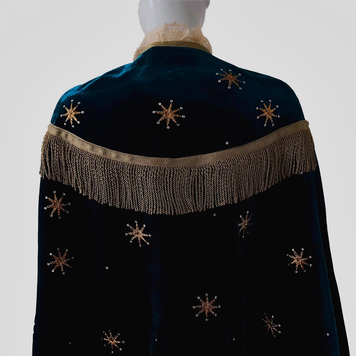 GUCCI Cape Showstopper Silk Velvet Gorgeous Gold Rhinestone Embellishment Jacket In Excellent Condition For Sale In Berlin, BE