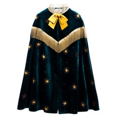 GUCCI Capo Showstopper in velluto di seta con splendide decorazioni in strass dorati