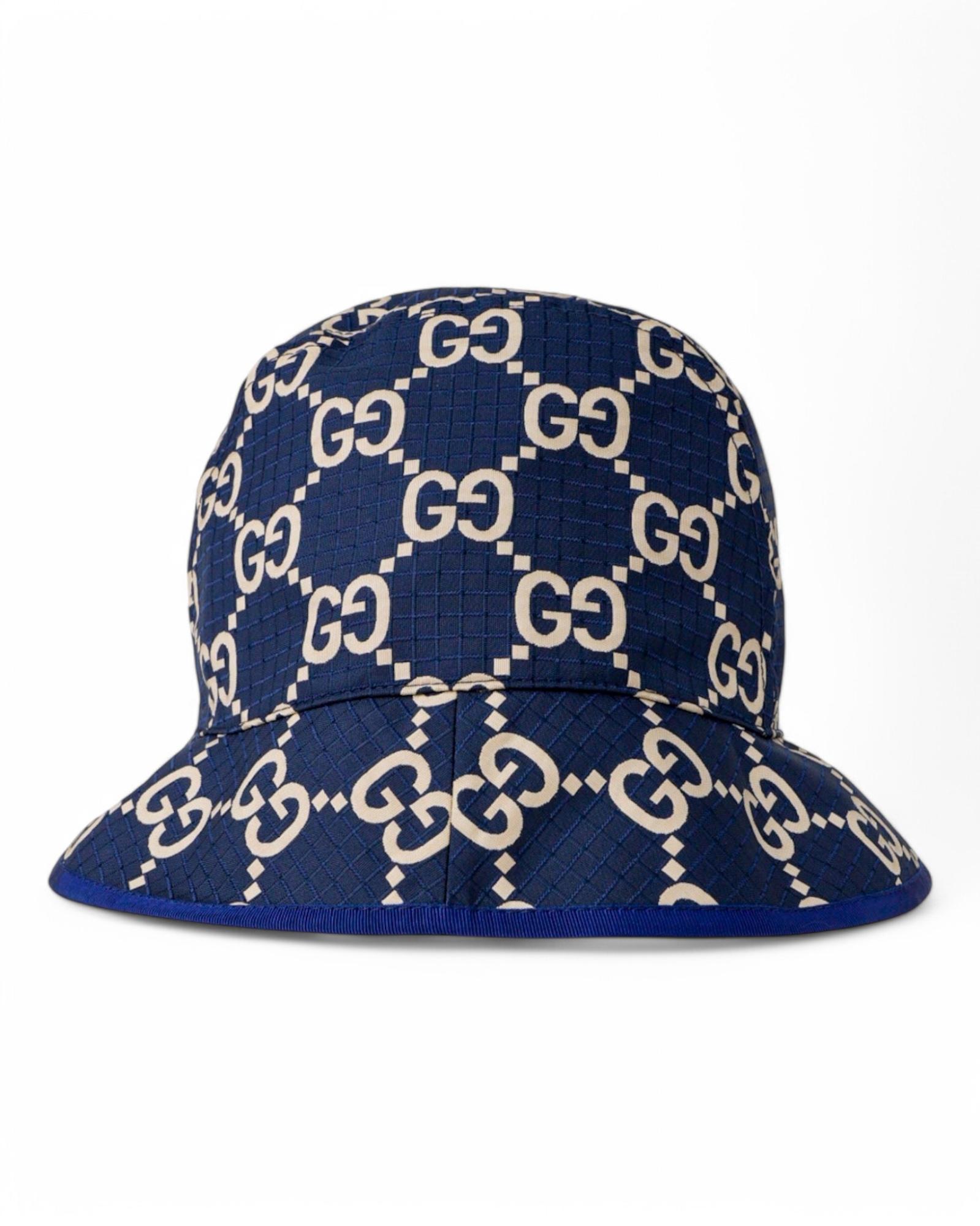 Signature Gucci hat, Fisherman model, made of blue nylon in the beige GG pattern. Size M. Complete with its original tag. The item is in like-new condition.
------------------------------
Gucci Fisherman hat, made of blue nylon with beige GG
