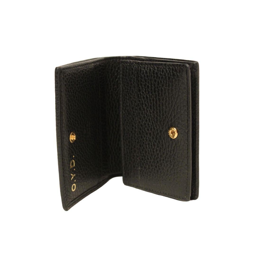 Gucci card case wallet with small GG in gold toned metal detail. Made in beautiful black textured leather with five card slots, bill compartment, interior zipper coin pocket and snap closure.

Made in Italy
