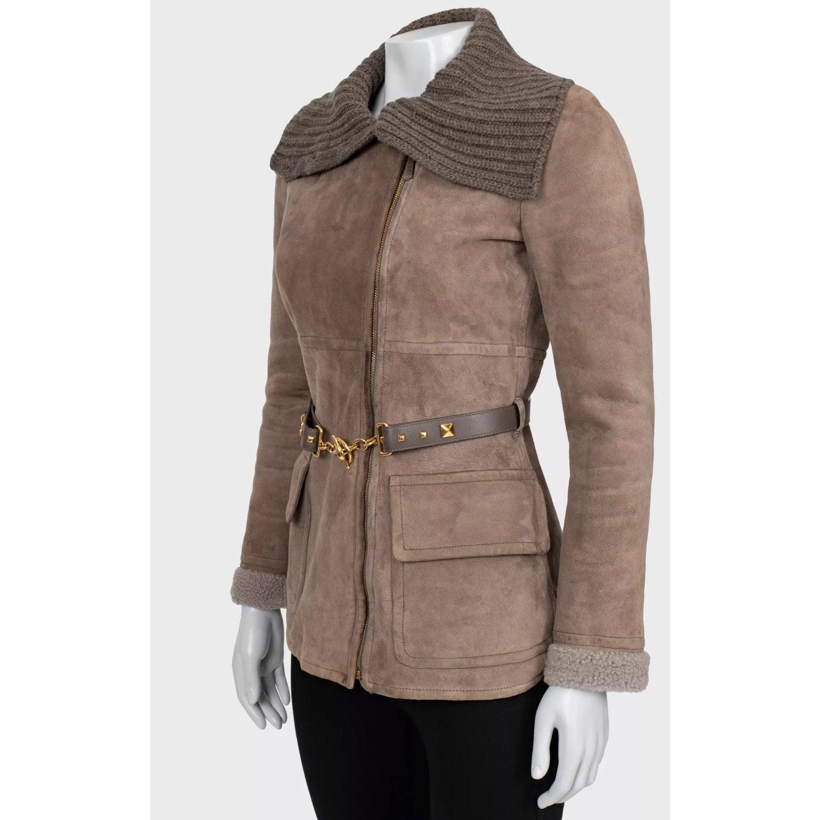 Élevez votre style avec cette luxueuse veste en shearling de Gucci ! Confectionnée en 100 % cuir véritable et dotée d'un col en cachemire doux et tricoté, cette veste respire l'élégance et le confort. La silhouette ajustée flatte votre silhouette,