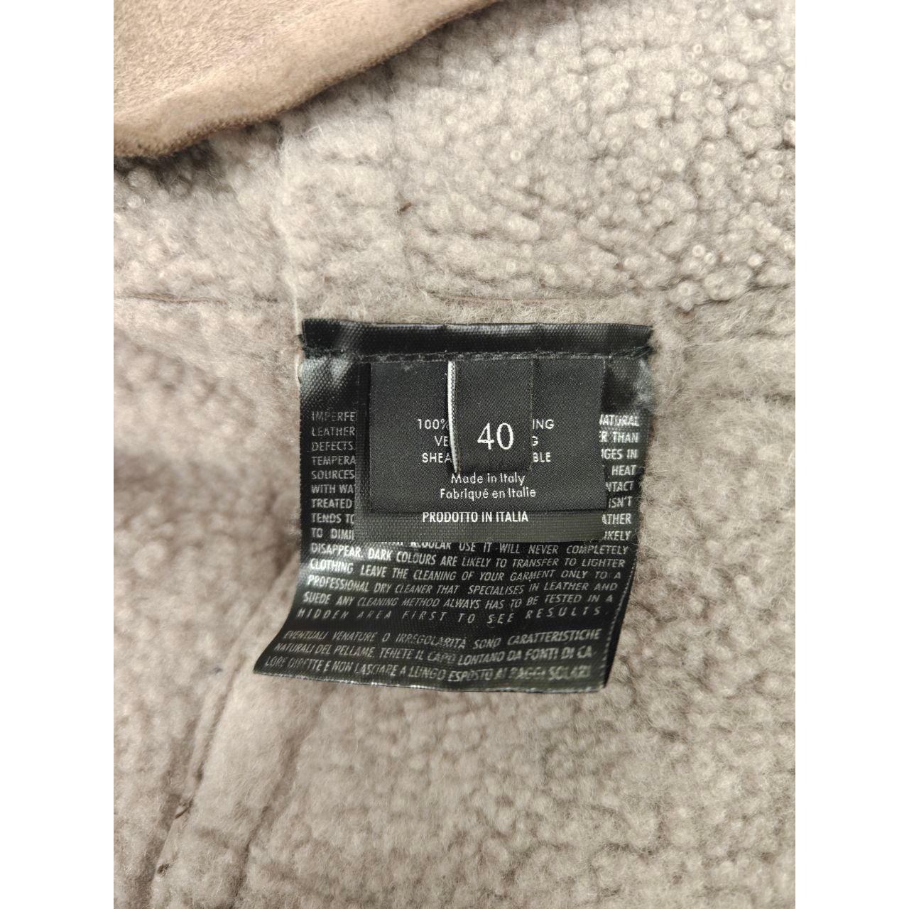 Col en cachemire Gucci  Veste en cuir ceinturée en shearling Sz.40 en vente 1