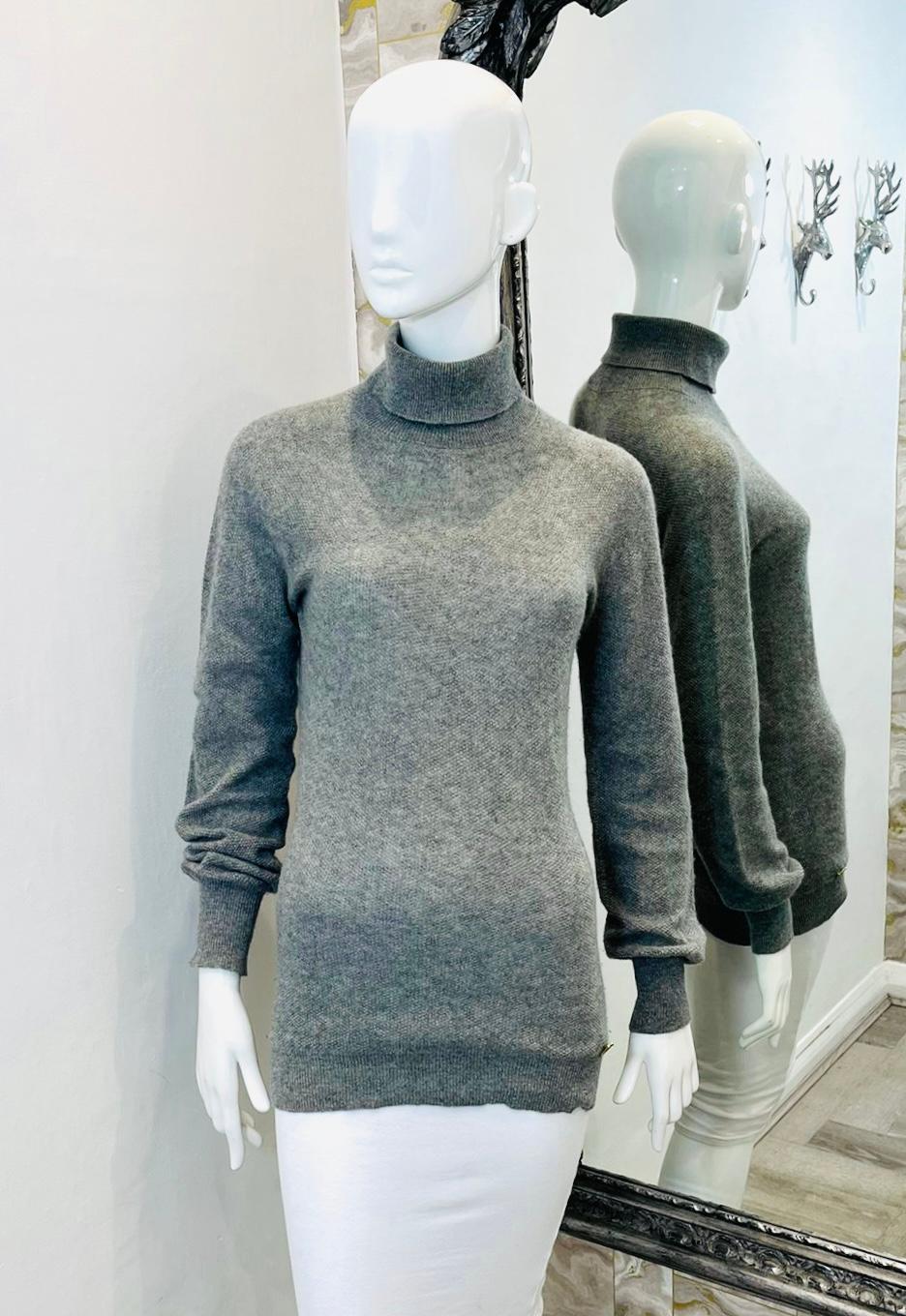 Gucci Cashmere Roll Neck Jumper

Grey jumper designed with roll neckline and ribbed cuffs.

Featuring fitted silhouette and gold 'Gucci' logo plaque to the side.

Size –  L

Condition –  Very Good

Composition – 100% Cashmere