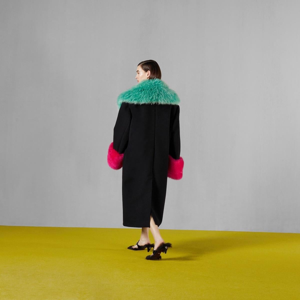 Black Gucci Cashmere Wool Coat with Shearling-collar  IT 44 For Sale