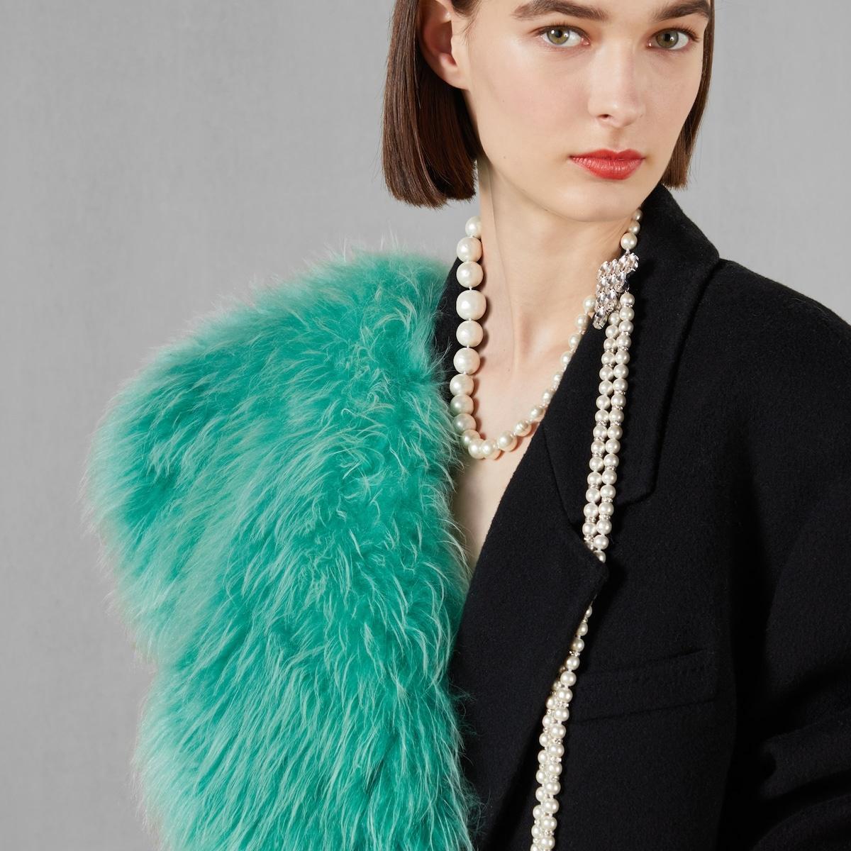 Gucci Cashmere Wool Coat with Shearling-collar  IT 44 In New Condition For Sale In Brossard, QC