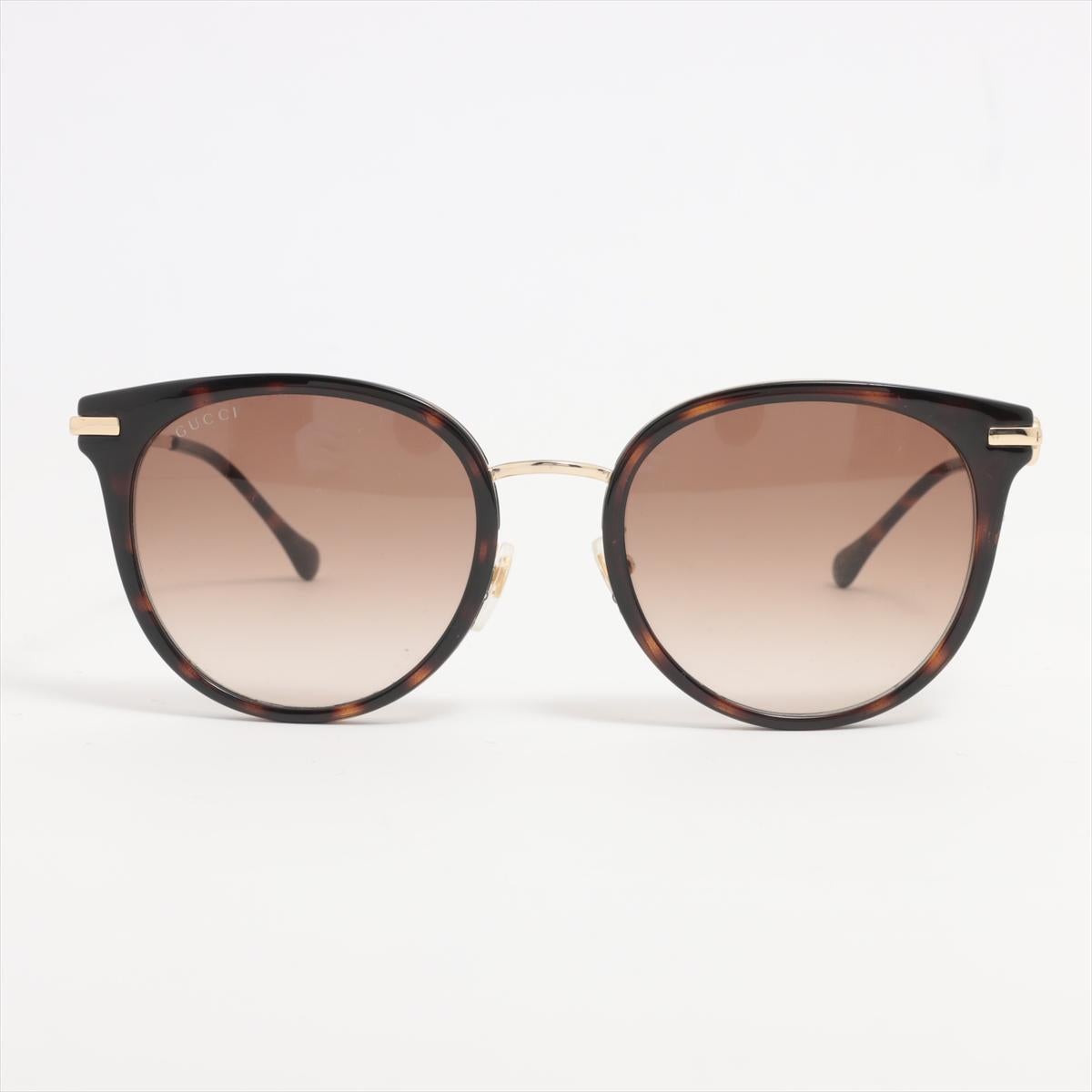The Gucci Cat Eye Horsebit Brown Sunglasses are a stylish and sophisticated accessory that exudes luxury and glamour. Featuring a classic cat-eye silhouette, the sunglasses are adorned with the iconic Gucci Horsebit detail on the temples, adding a