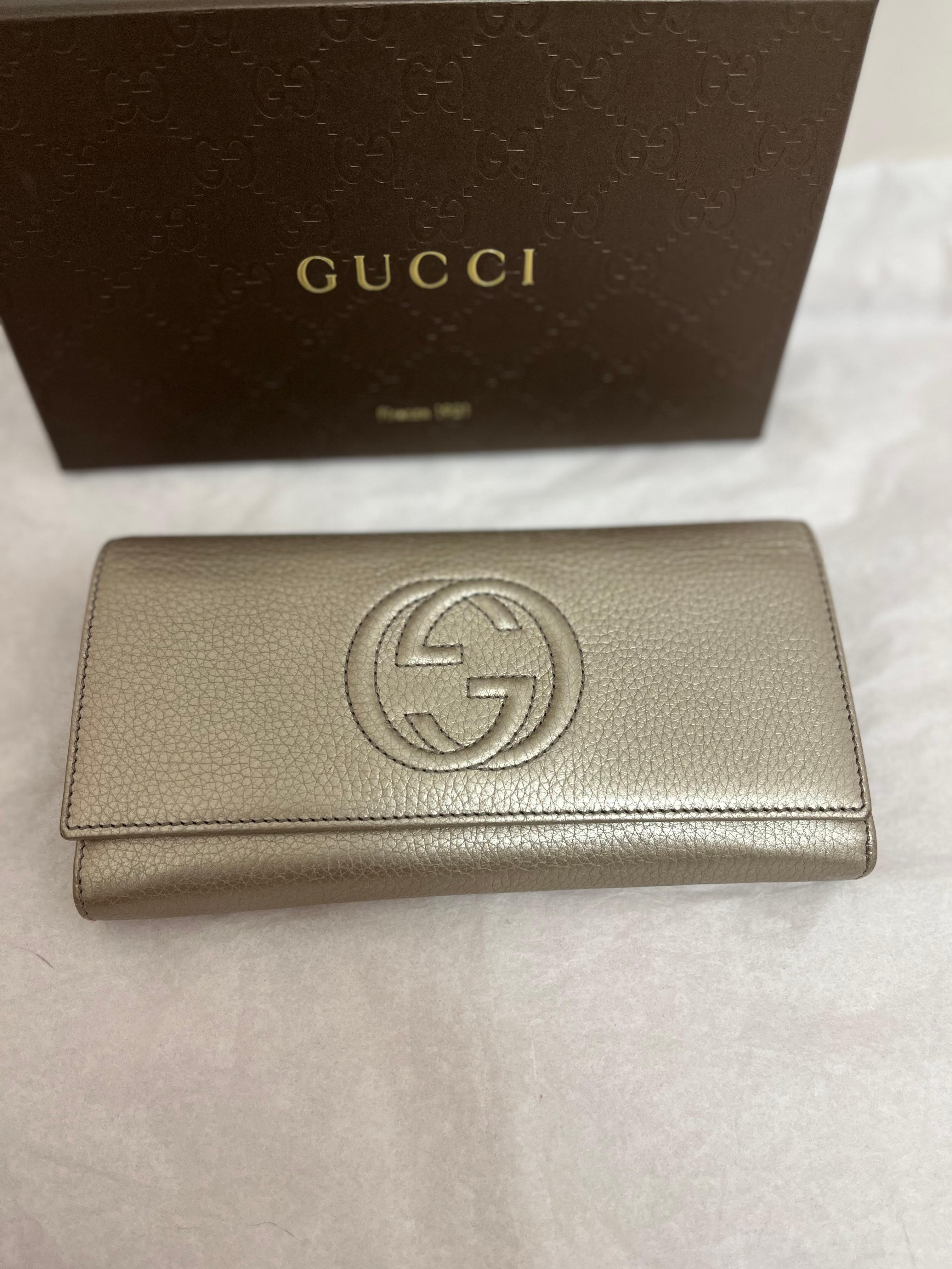 Gucci Cellarius in silvery bronze made of pebbled leather. This long wallet come with the box; Gucci dessicant pouch; slot cards, and control slip. 
The wallet which can also be used as a clutch is very roomy and has twelve credit card slots; one