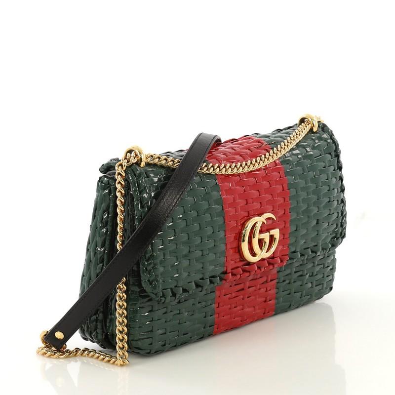 This Gucci Cestino Flap Shoulder Bag Wicker Small, crafted in green and red woven wicker, features chain strap with leather pad, GG logo at front flap, and gold-tone hardware. Its magnetic snap button closure opens to a blue printed fabric interior