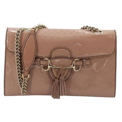 Bolso de hombro Gucci Chain Emily Medium de charol beige