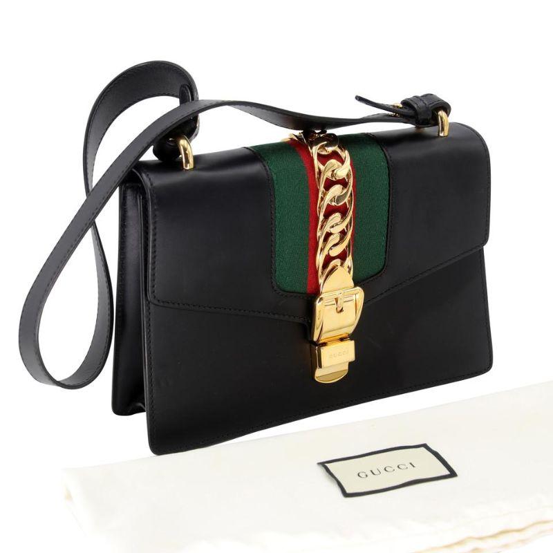 Gucci Chain Link Leather Sylvie Shoulder Bag GG-0611N-0002

The world of Sylvie expands with the introduction of new iterations in precious materials, like this super cute shoulder bag with elegant leather and gold hardware detail super cute and