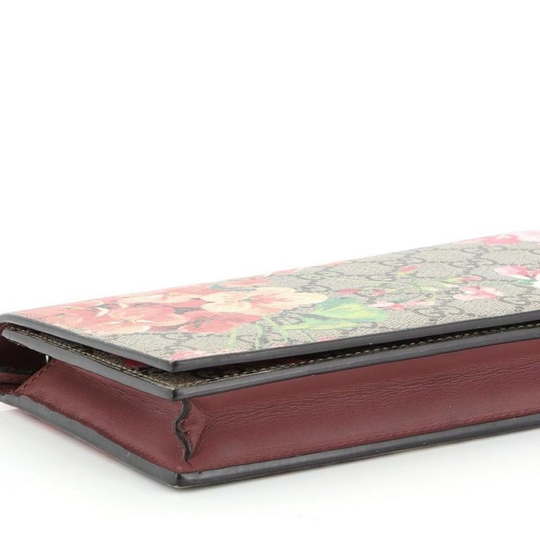 Gucci Chain Wallet Blooms Print GG Coated Canvas For Sale at 1stdibs