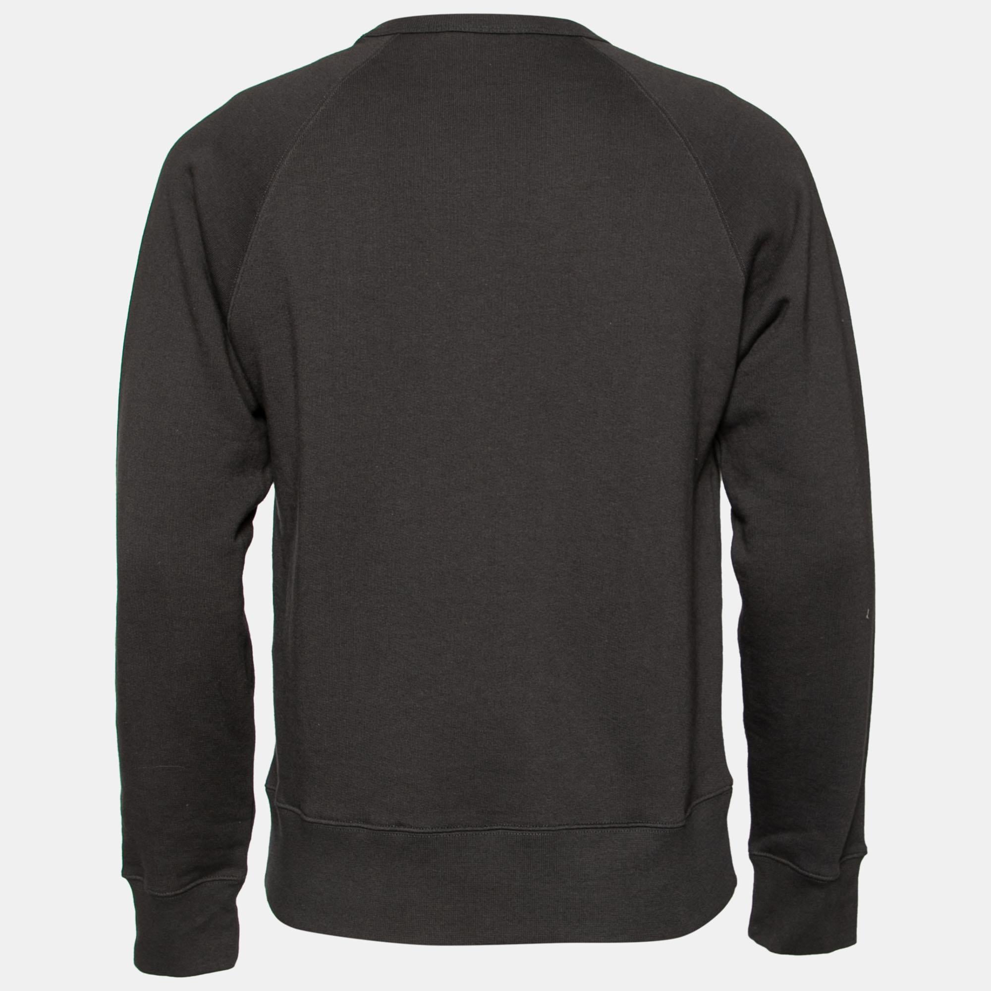  Que vous souhaitiez faire des sorties décontractées avec des amis ou simplement vous prélasser, ce sweat-shirt Gucci est une pièce polyvalente et peut être stylisé de nombreuses façons. Il porte l'inscription 