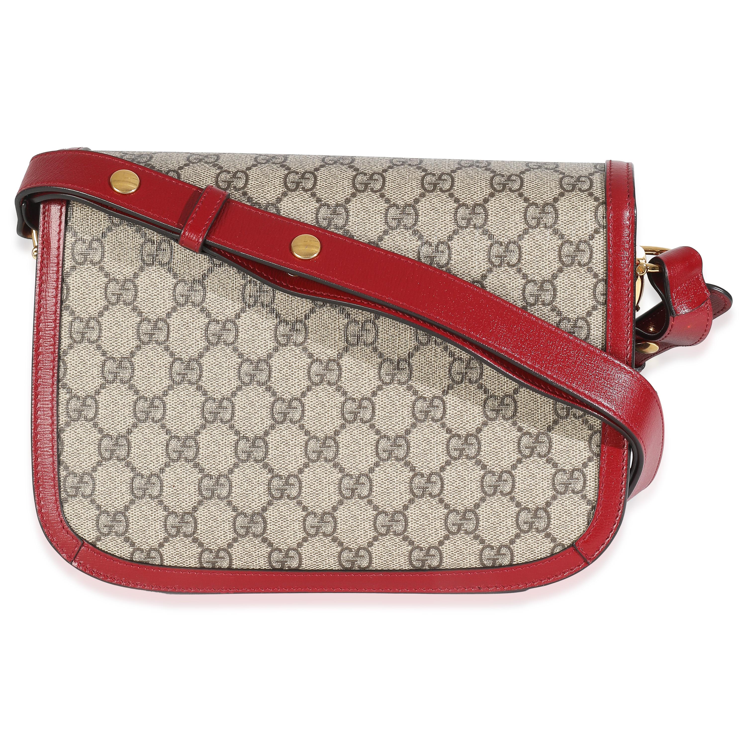 Título del listado: Bolso de hombro Gucci Rojo Cereza Beige GG Supreme Azalea Piel de Caballo Horsebit 1955
SKU: 148160
MSRP: 3500.00 USD
Estado: Seminuevo 
Descripción del estado: La colección Neo Vintage GG Supreme de Gucci rinde homenaje a las